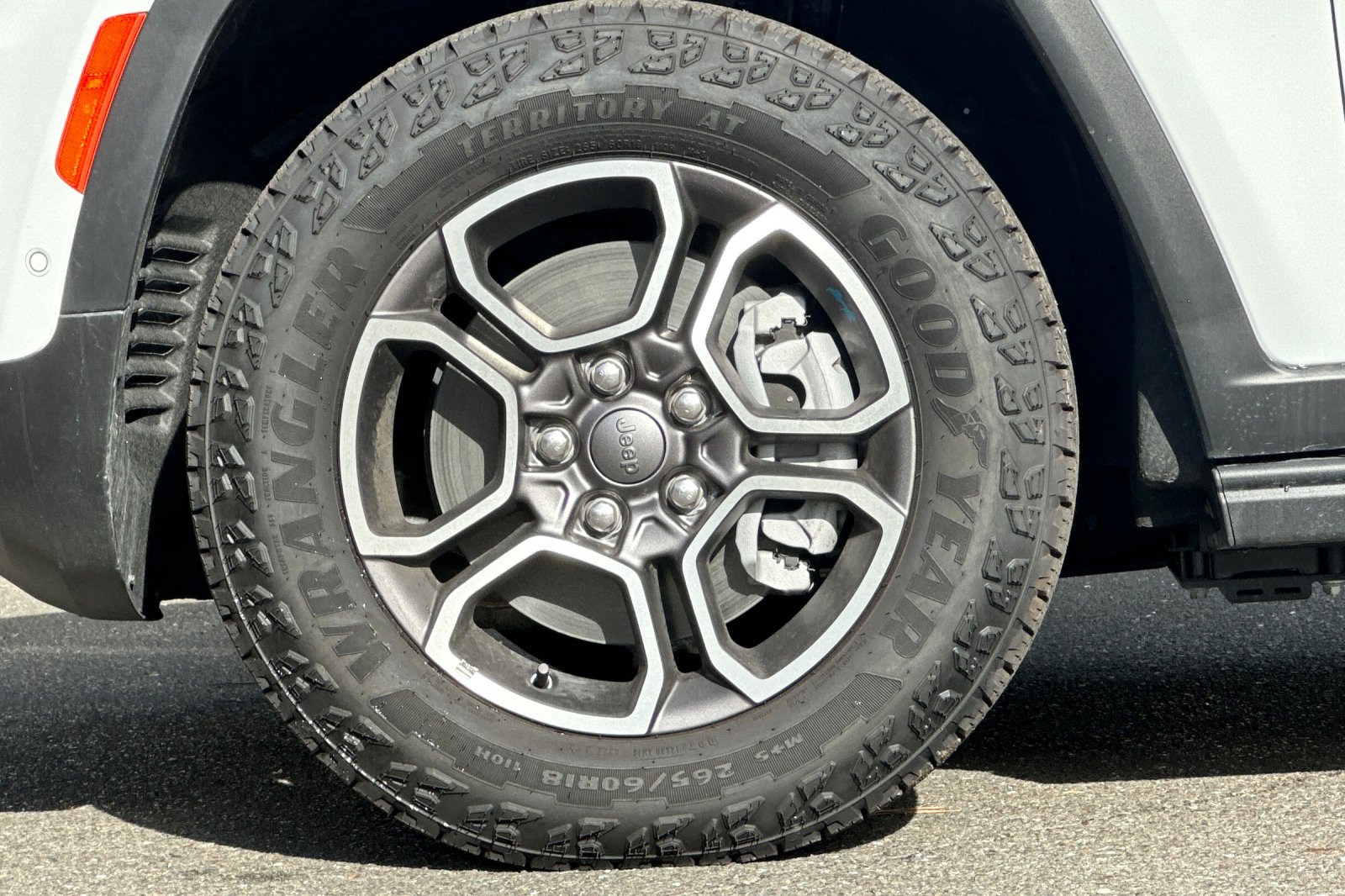 New 2023 Bright White Clear-Coat Exterior Paint Jeep Trailhawk 4xe image 25