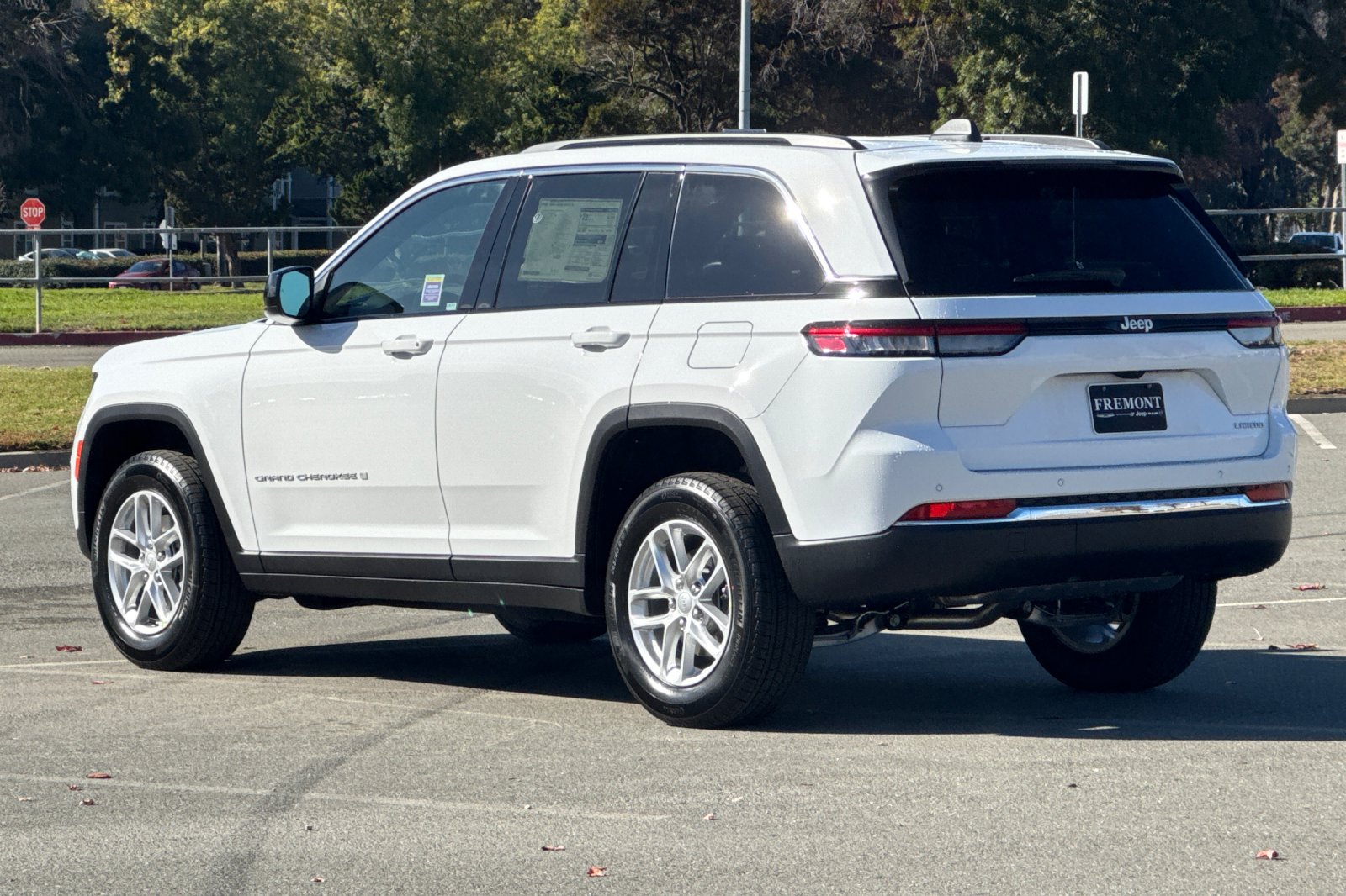 Used 2025 White Jeep Laredo X image 5