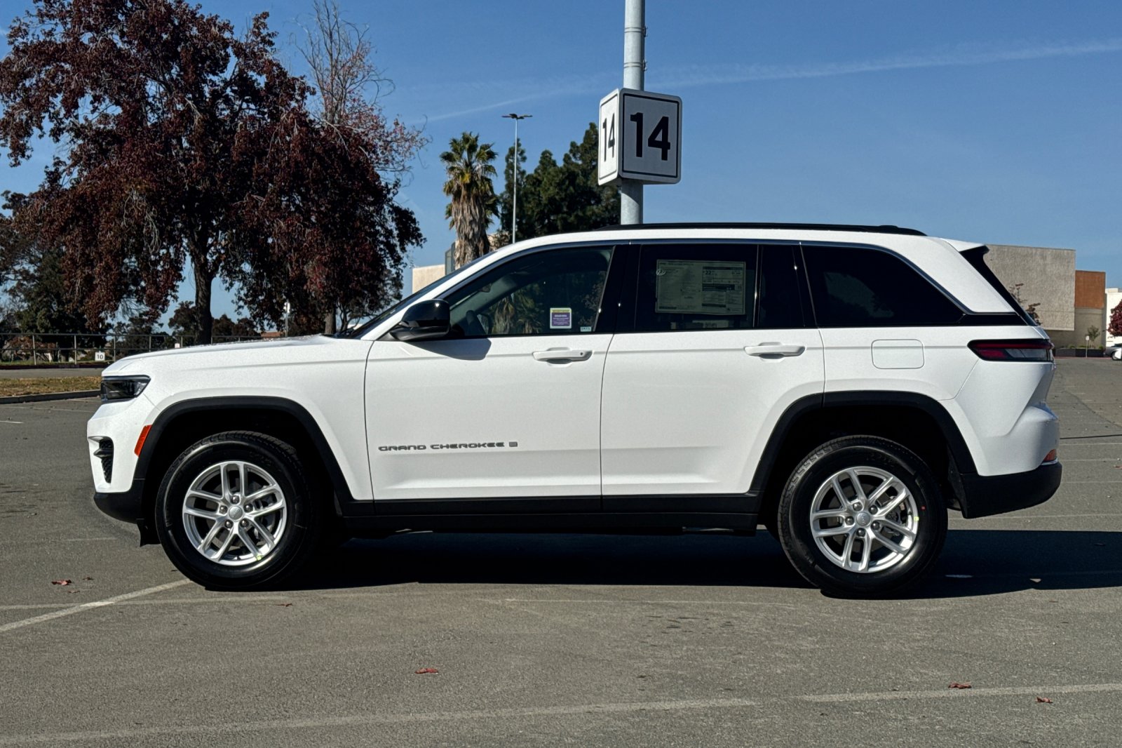 Used 2025 White Jeep Laredo X image 6