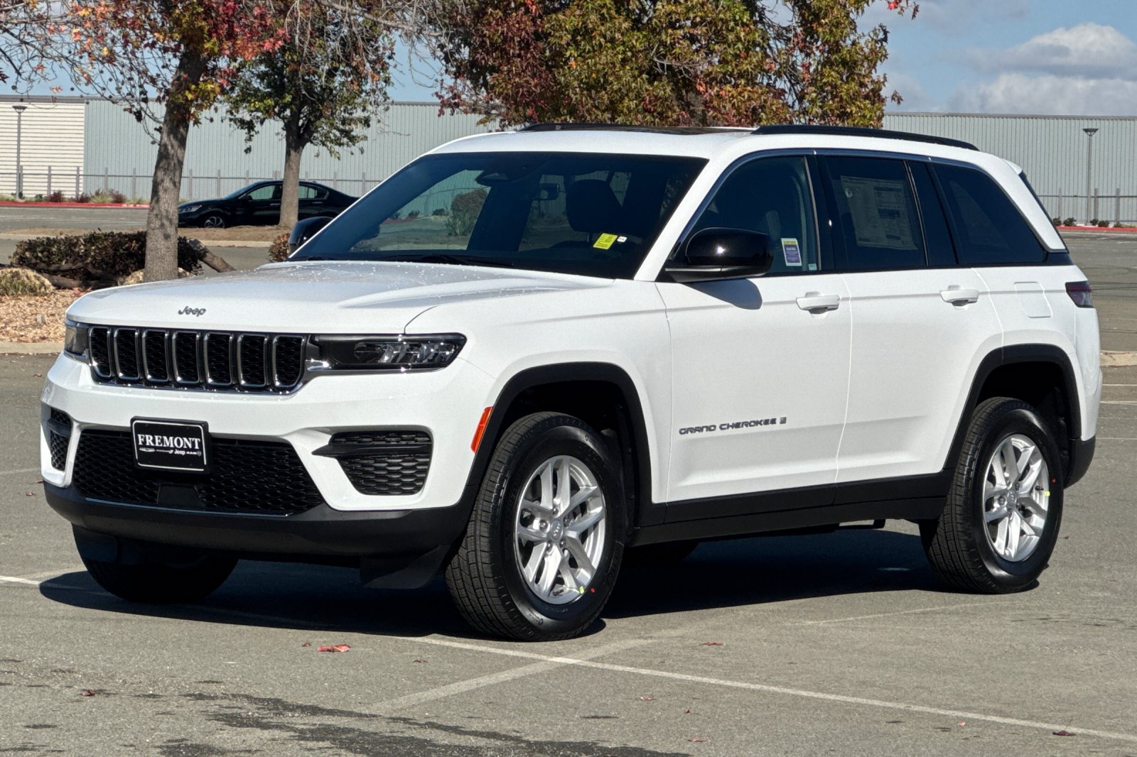 Used 2025 White Jeep Laredo X image 7