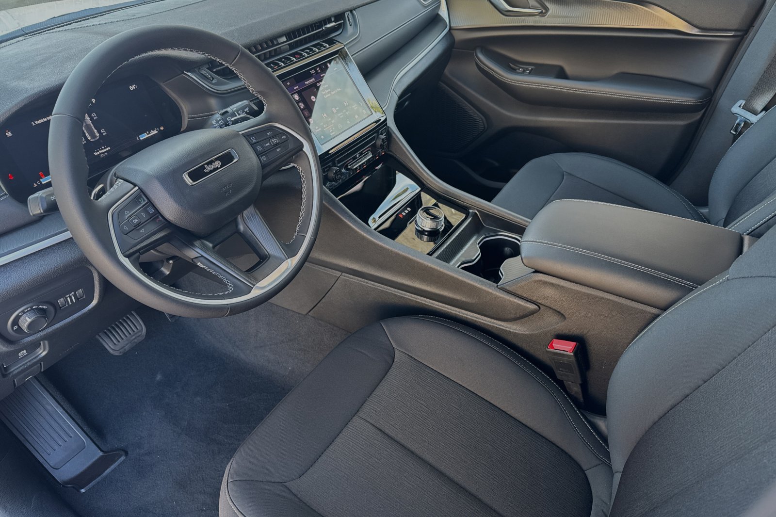 Used 2025 White Jeep Laredo X image 9