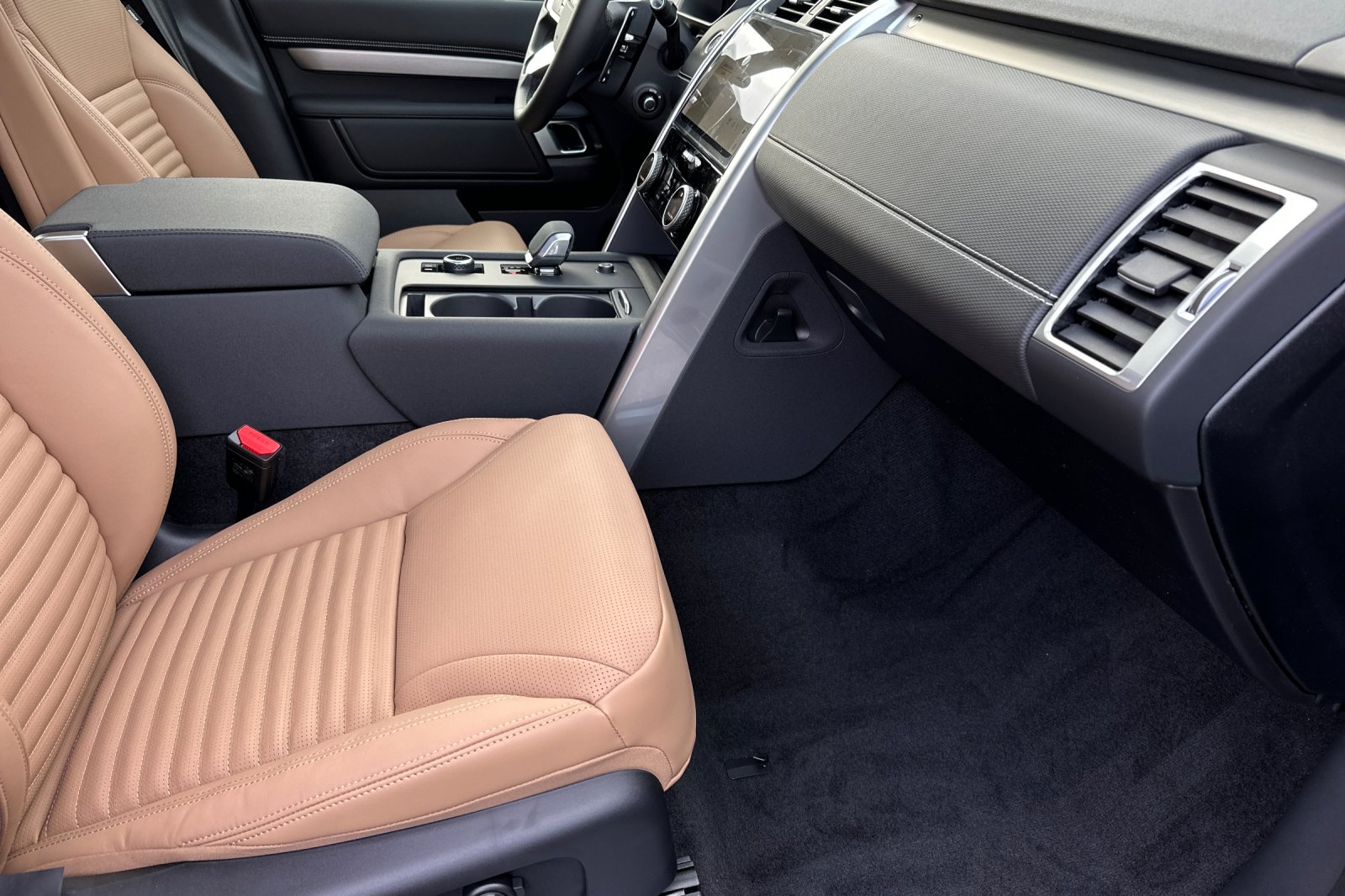 New 2025 Carpathian Grey Land Rover Dynamic SE image 15