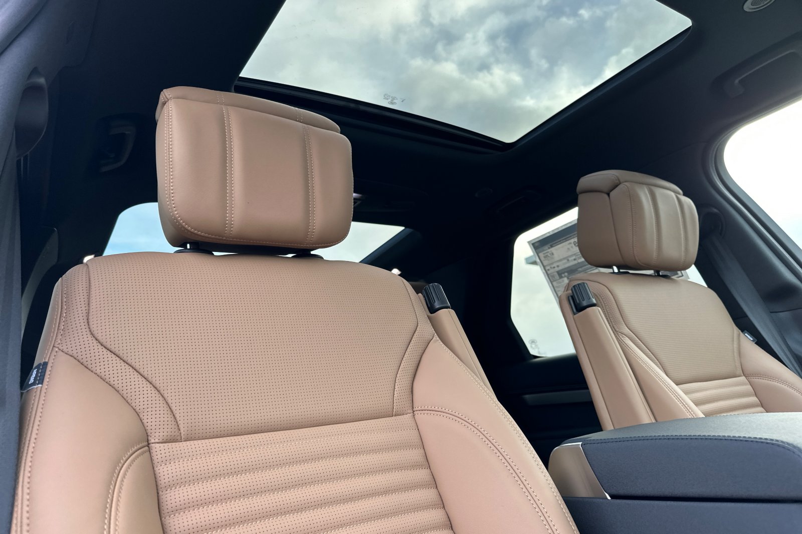 New 2025 Carpathian Grey Land Rover Dynamic SE image 16
