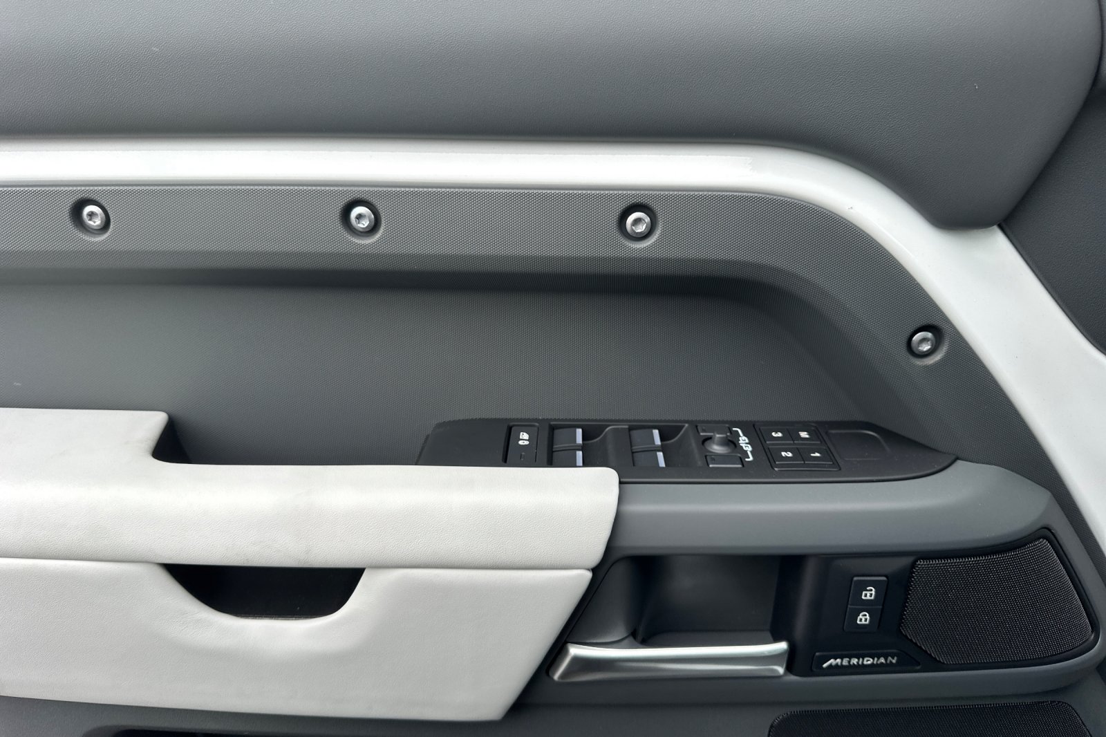 2025 Land Rover Defender S - Photo 11