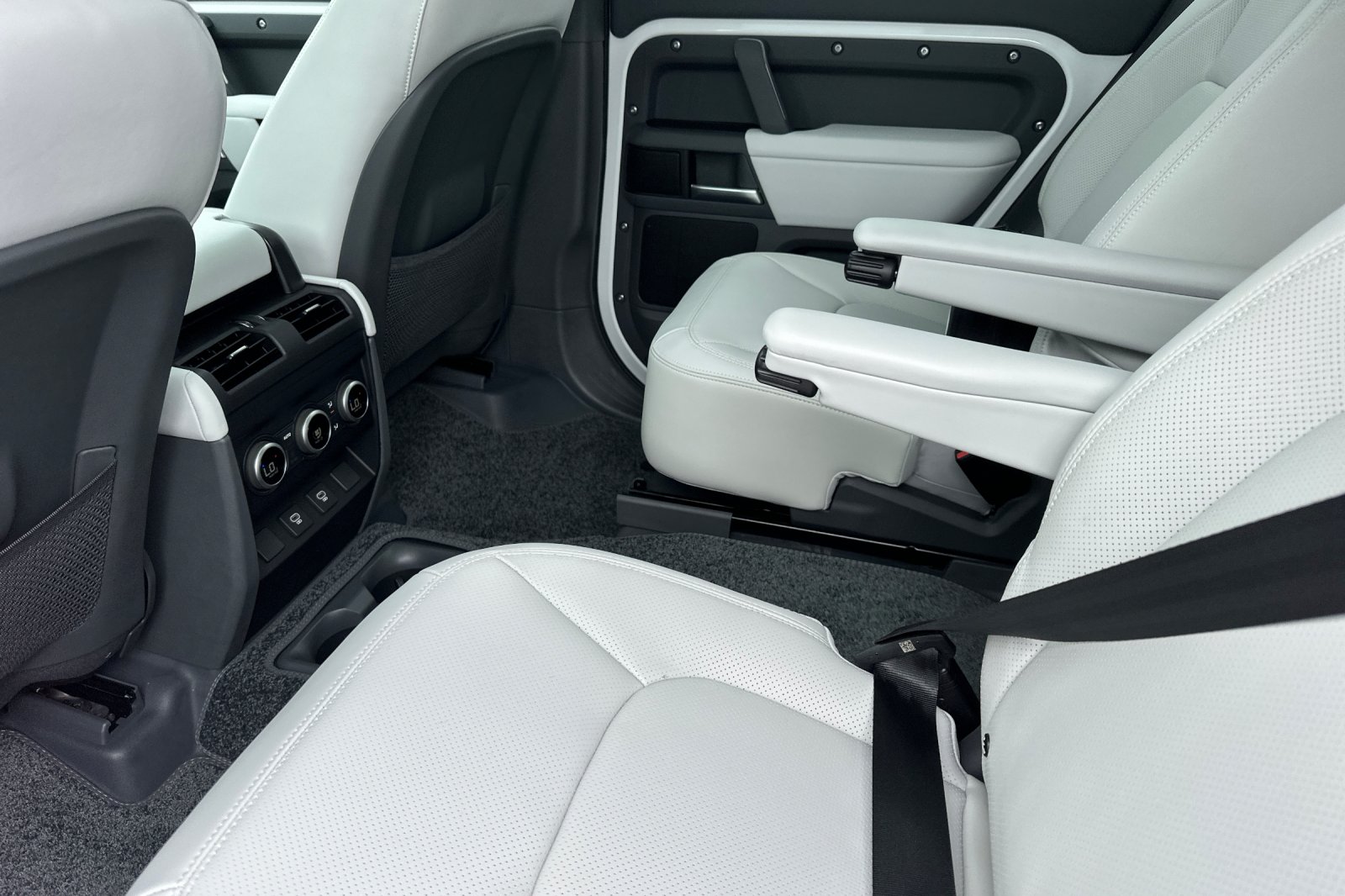 2025 Land Rover Defender S - Photo 12