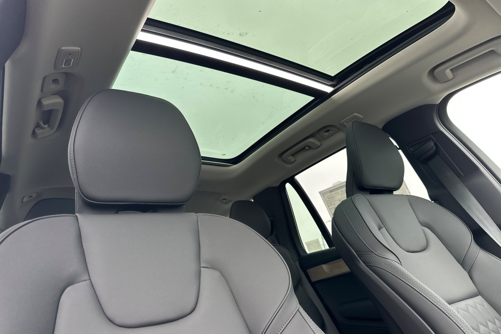 2026 Volvo XC90 Plus - Photo 17