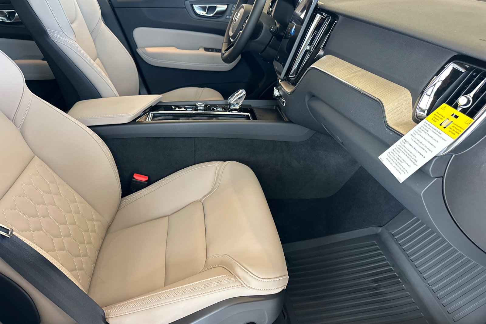 2026 Volvo XC60 Plus - Photo 15