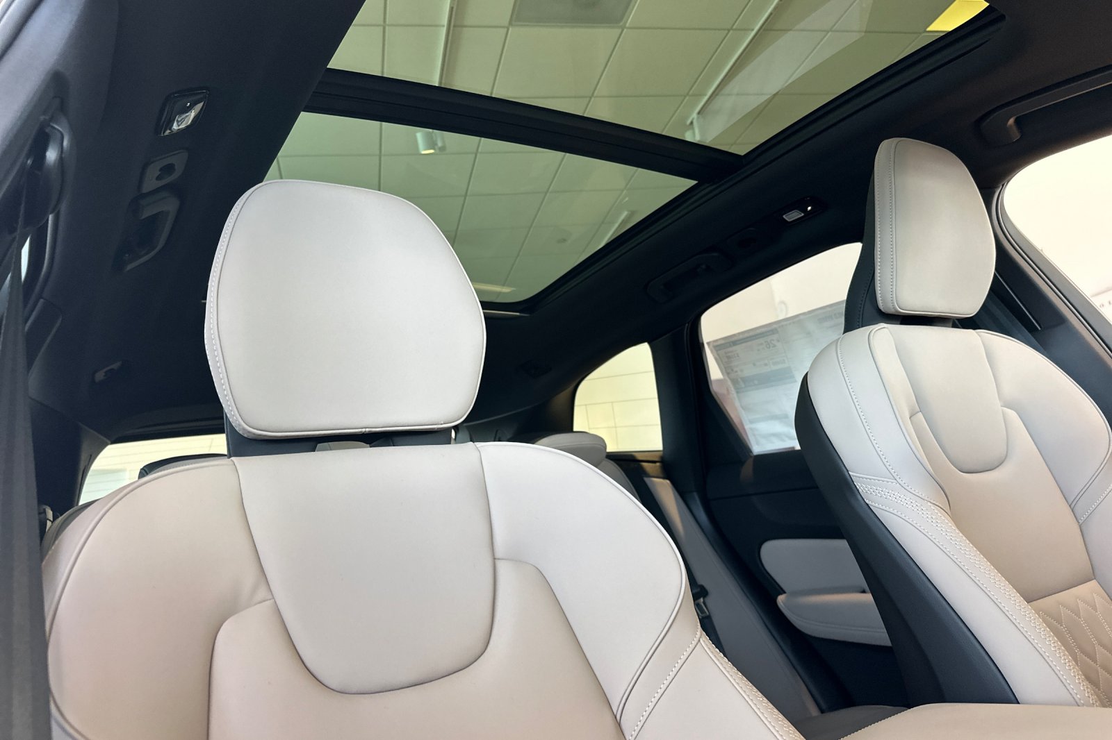 2026 Volvo XC60 Plus - Photo 16