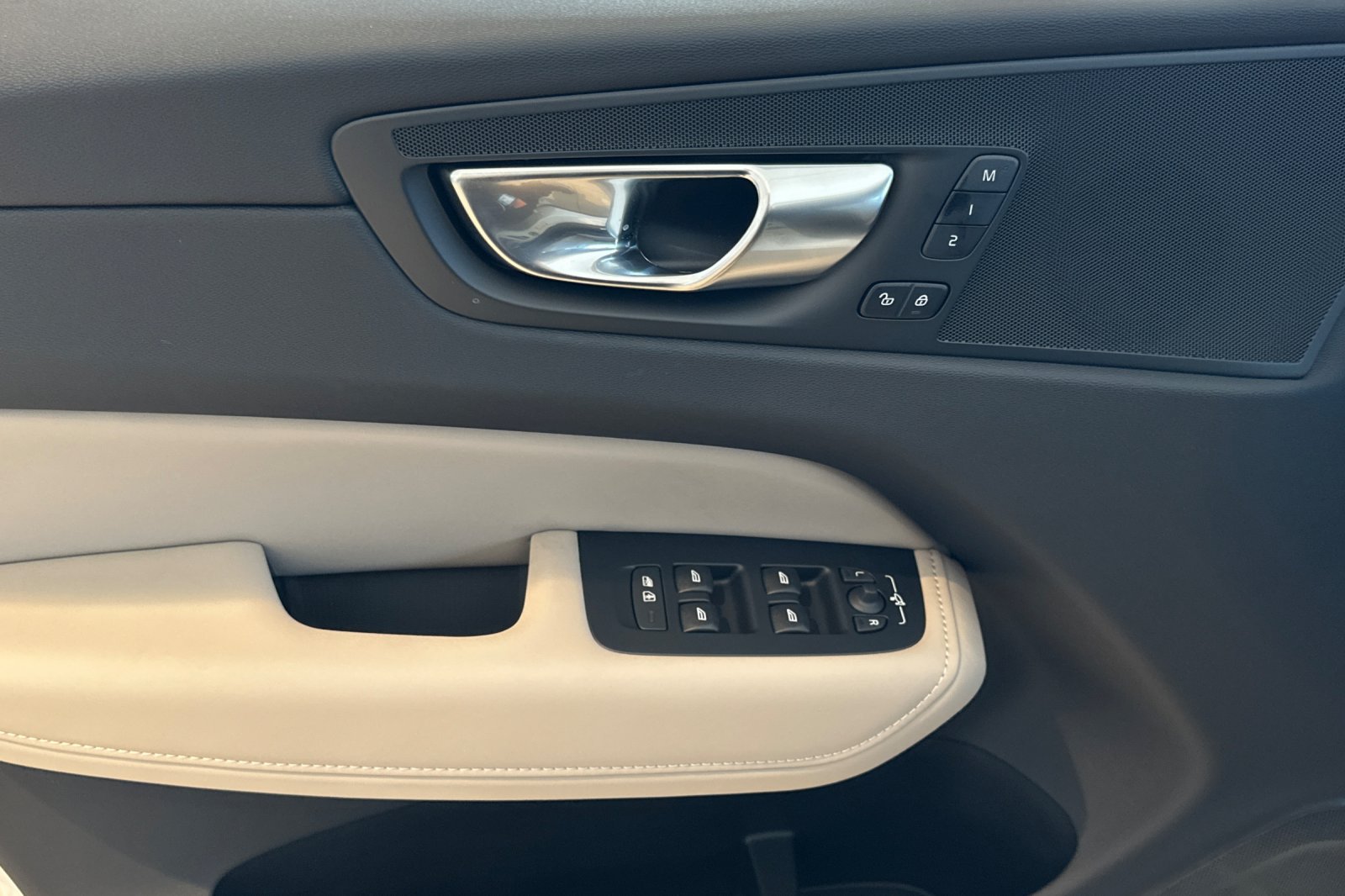 2026 Volvo XC60 Plus - Photo 11