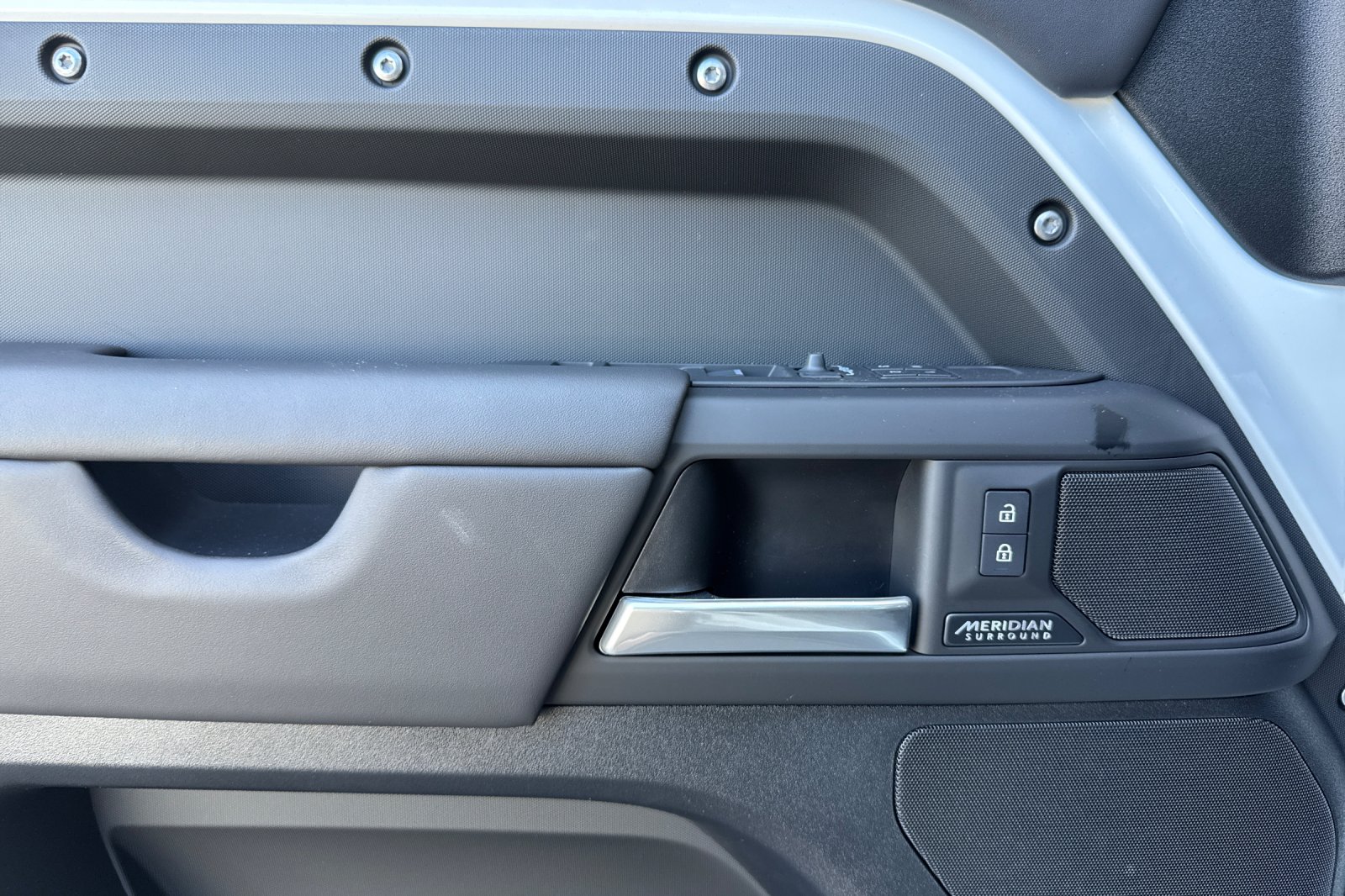 2025 Land Rover Defender X-Dynamic SE - Photo 11