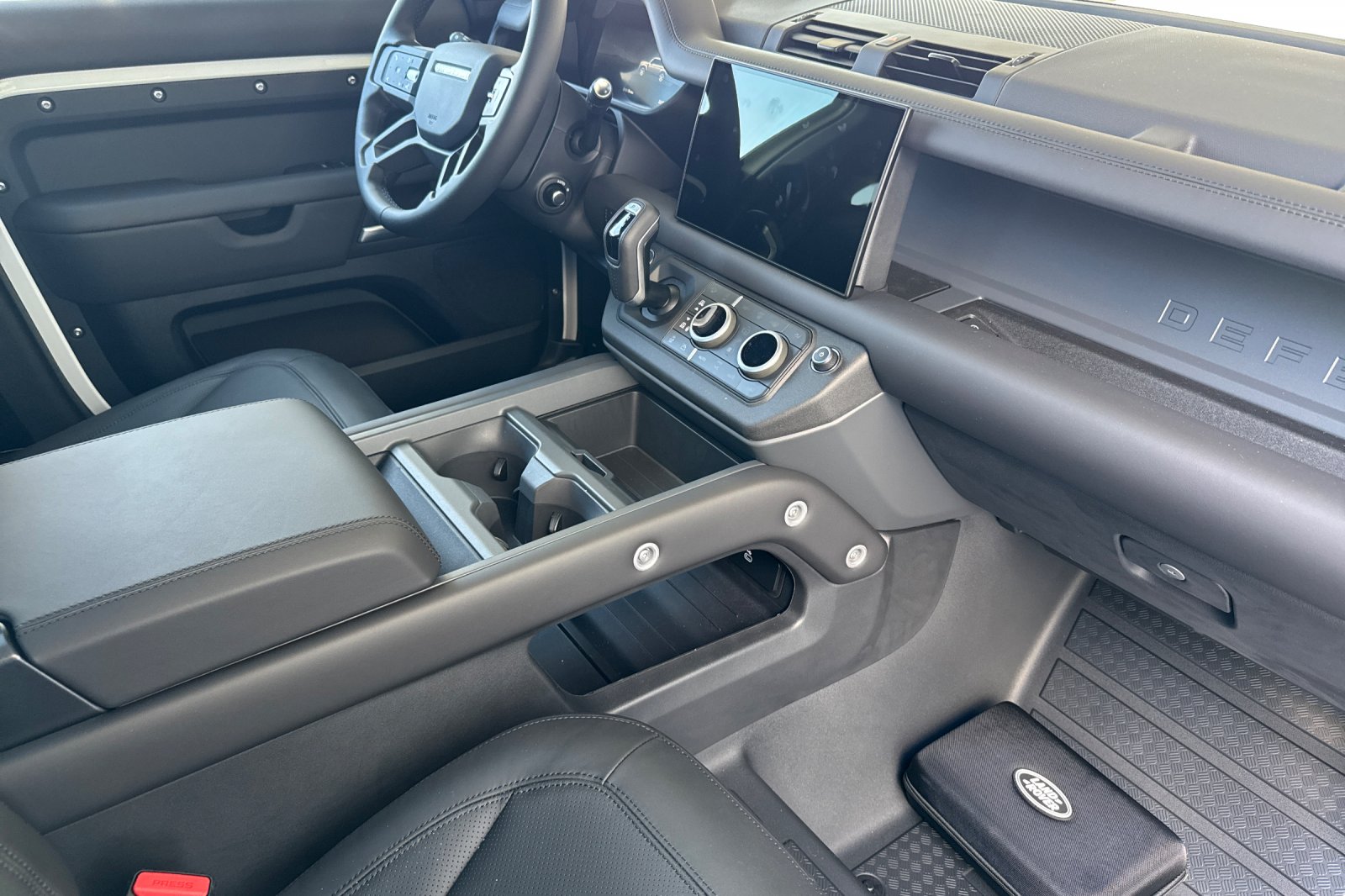 2025 Land Rover Defender X-Dynamic SE - Photo 16