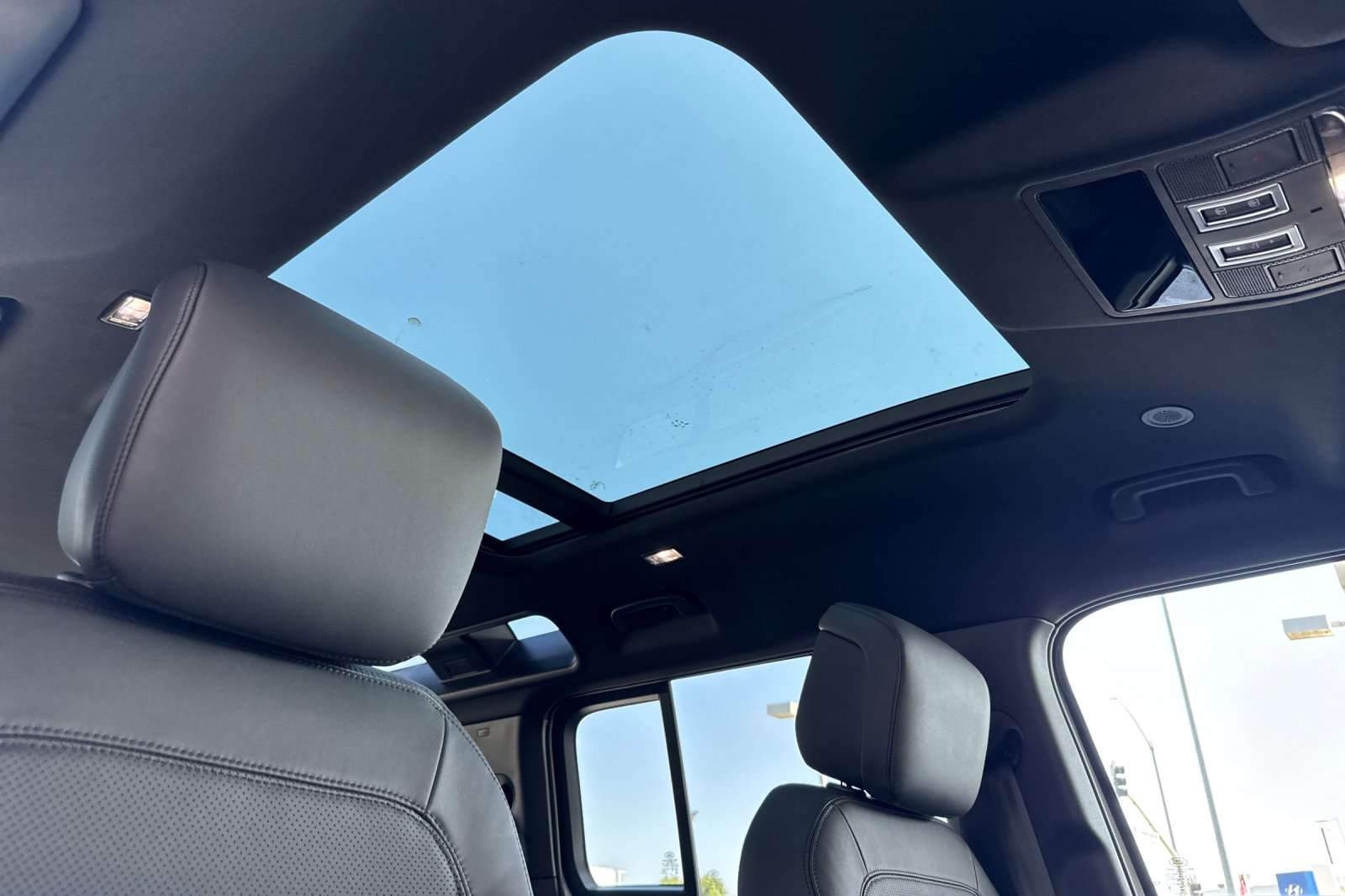 2025 Land Rover Defender X-Dynamic SE - Photo 17