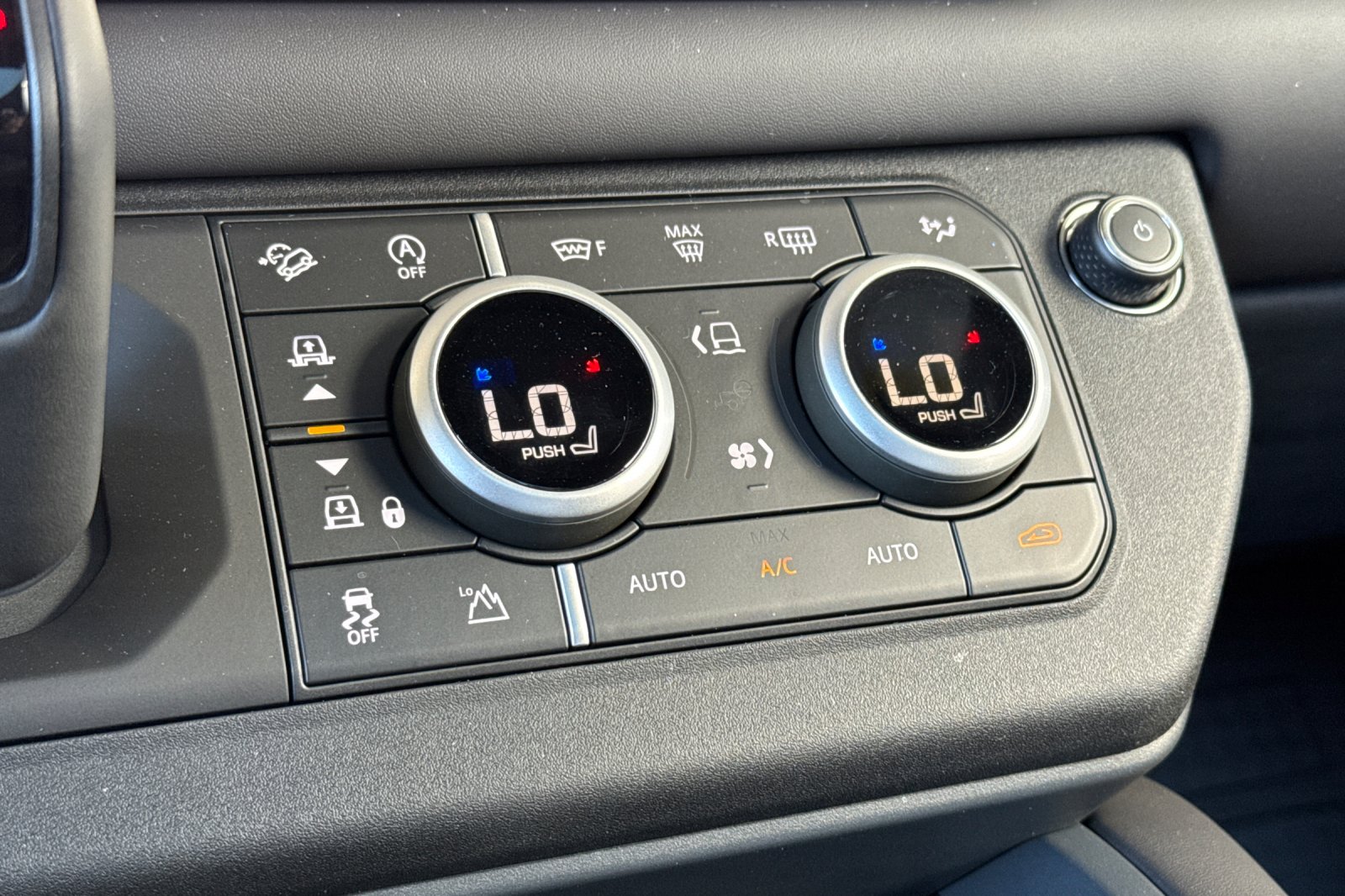 2025 Land Rover Defender X-Dynamic SE - Photo 21