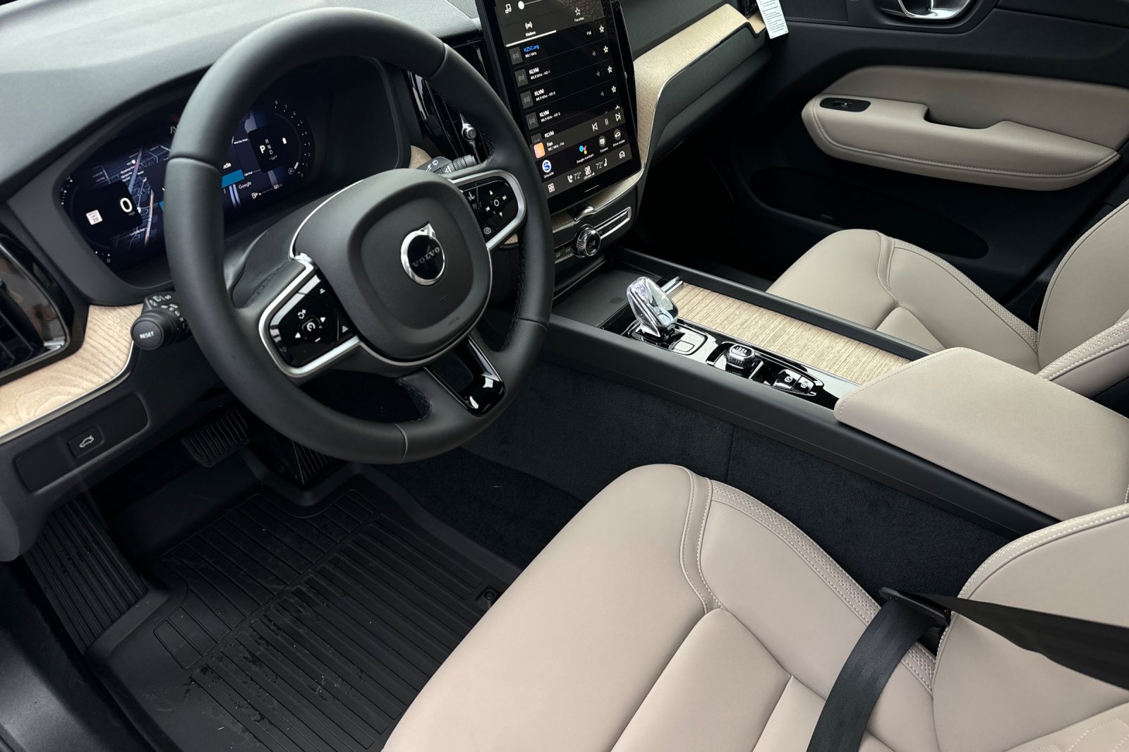 2026 Volvo XC60 Plus - Photo 10