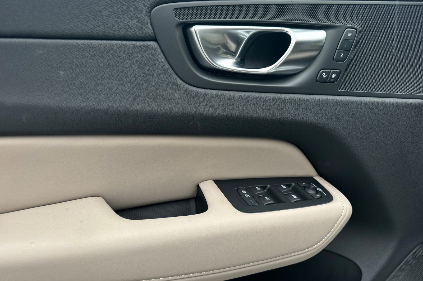 2026 Volvo XC60 Plus - Photo 11