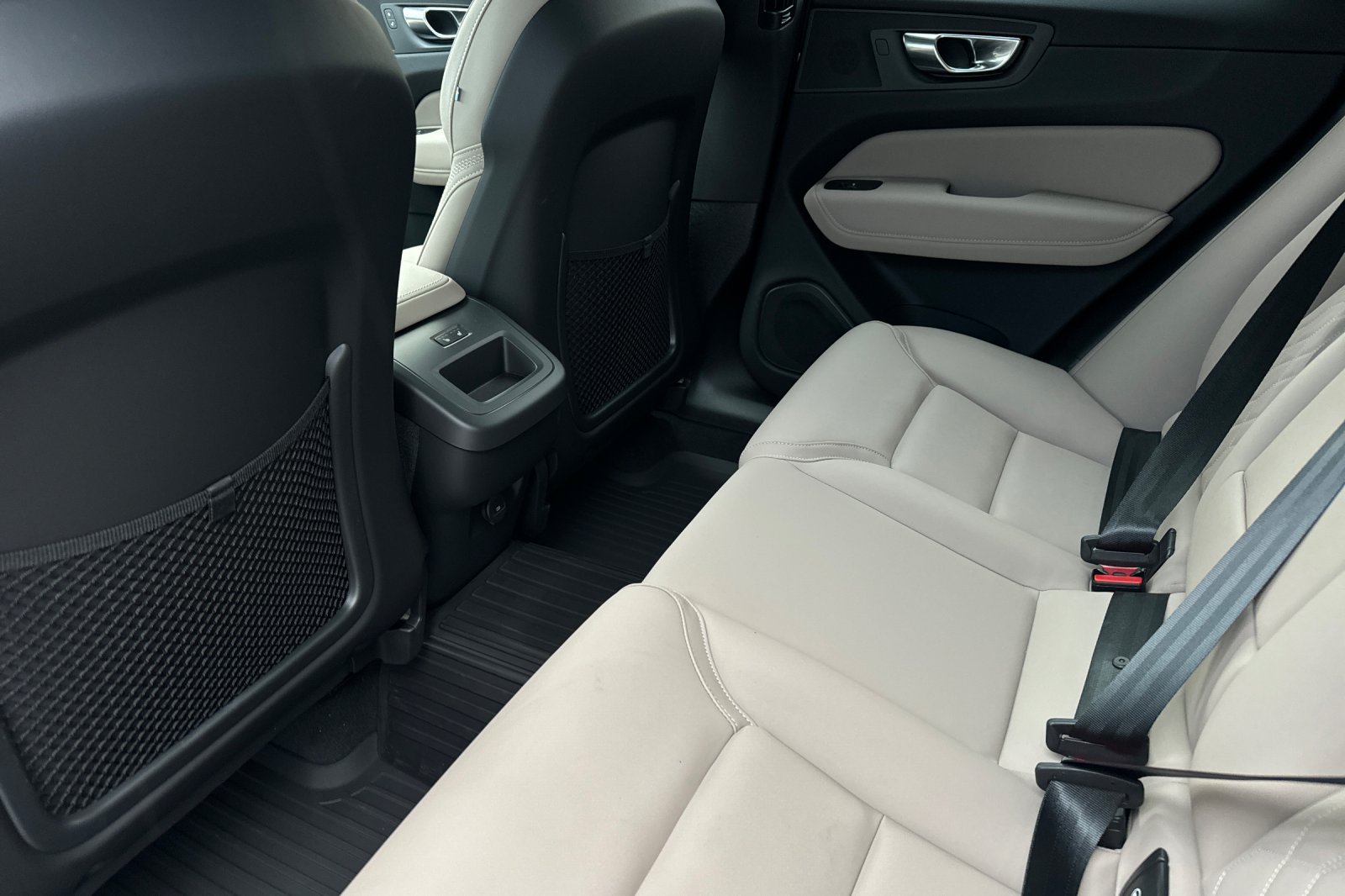 2026 Volvo XC60 Plus - Photo 12