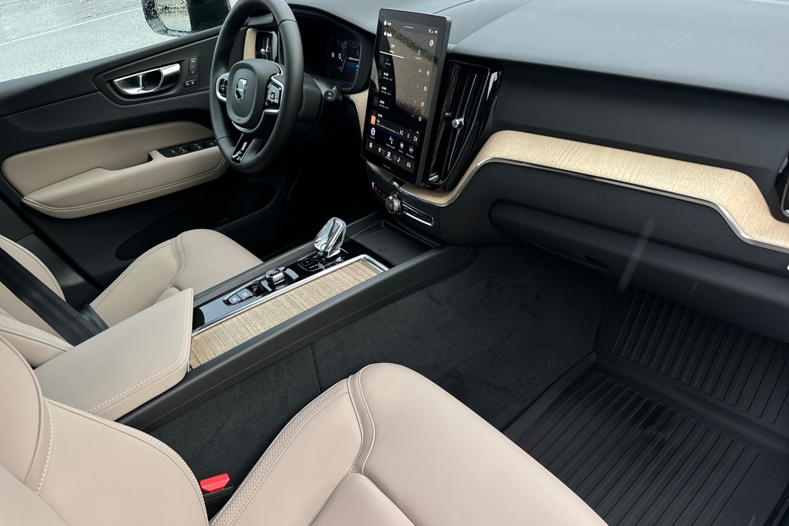 2026 Volvo XC60 Plus - Photo 16