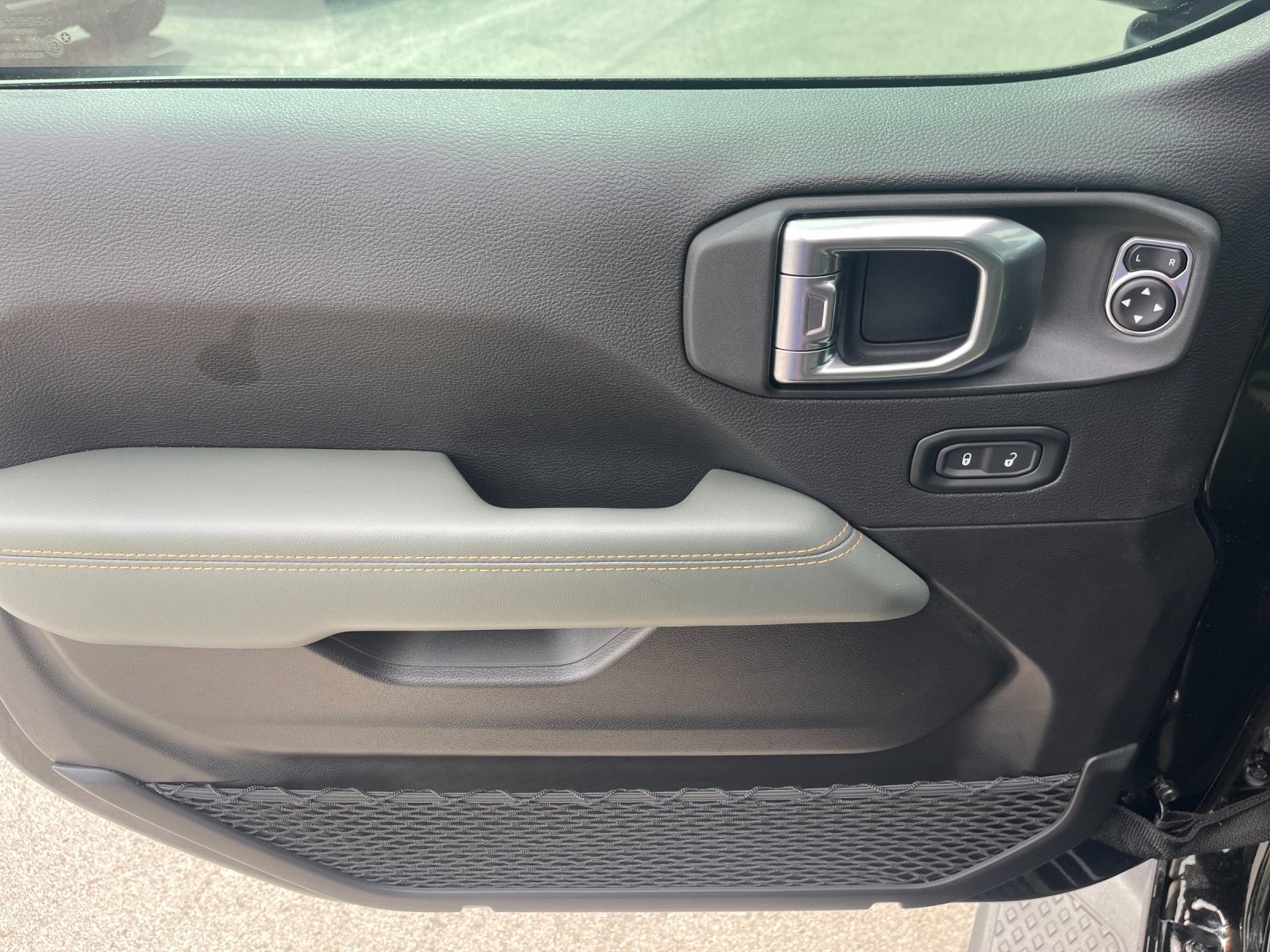 Used 2025 Black Jeep Mojave image 12