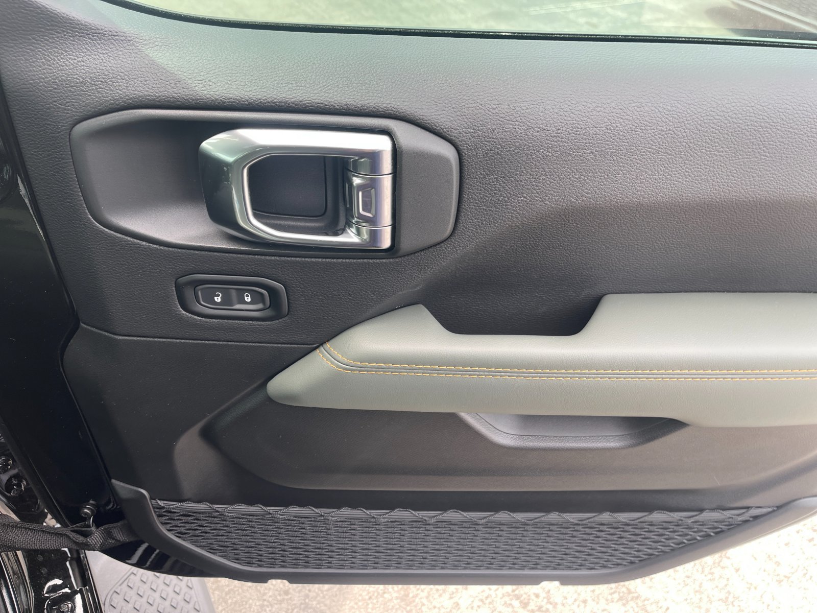 Used 2025 Black Jeep Mojave image 18
