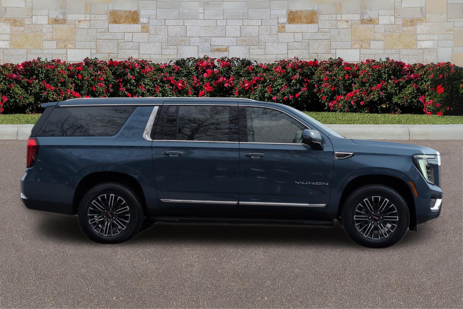 Used 2026  GMC Elevation image 2