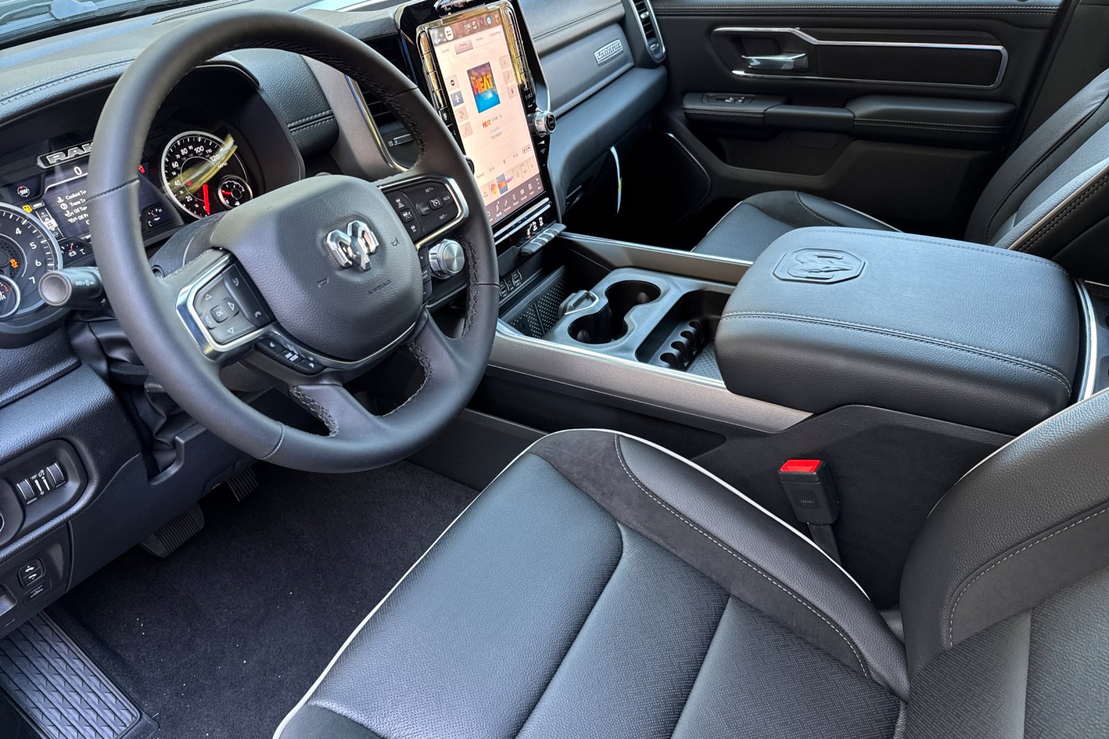 New 2026 Diamond Black Crystal Pearl-Coat Exterior Paint RAM Laramie image 9