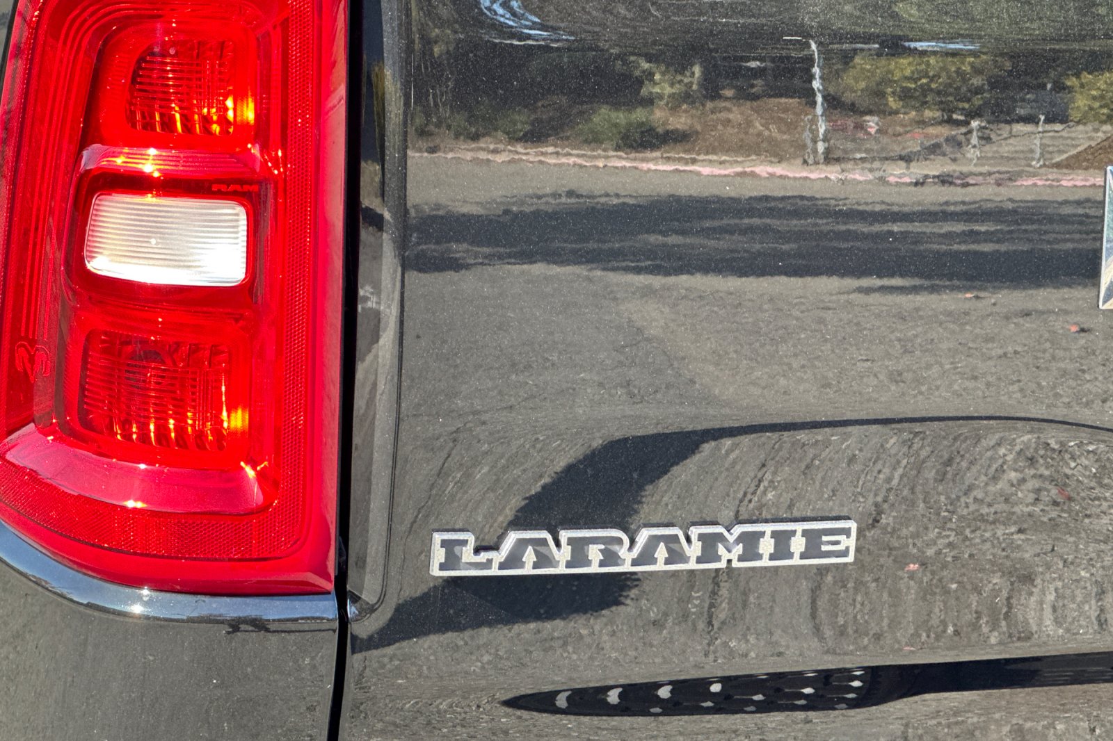 New 2026 Diamond Black Crystal Pearl-Coat Exterior Paint RAM Laramie image 25