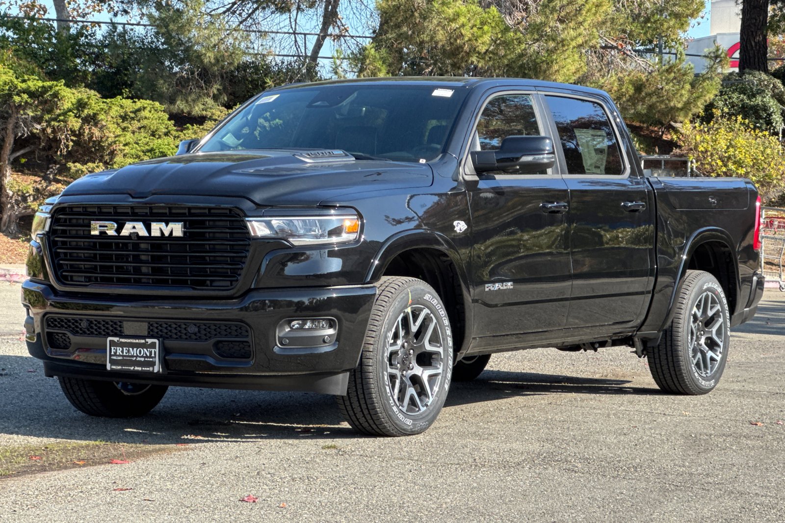 New 2026 Diamond Black Crystal Pearl-Coat Exterior Paint RAM Laramie image 7