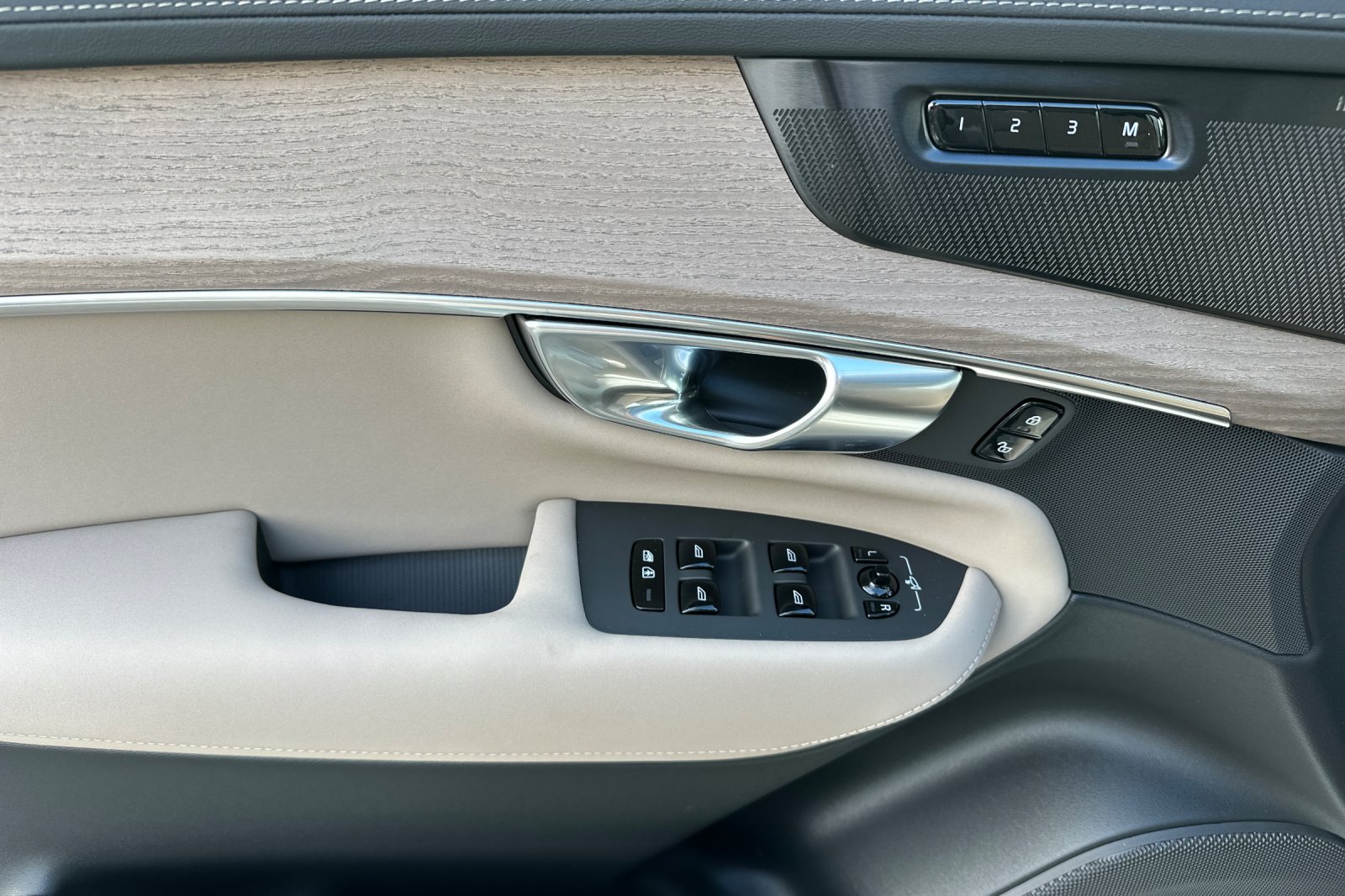 New 2026 Crystal White Volvo Plus image 11
