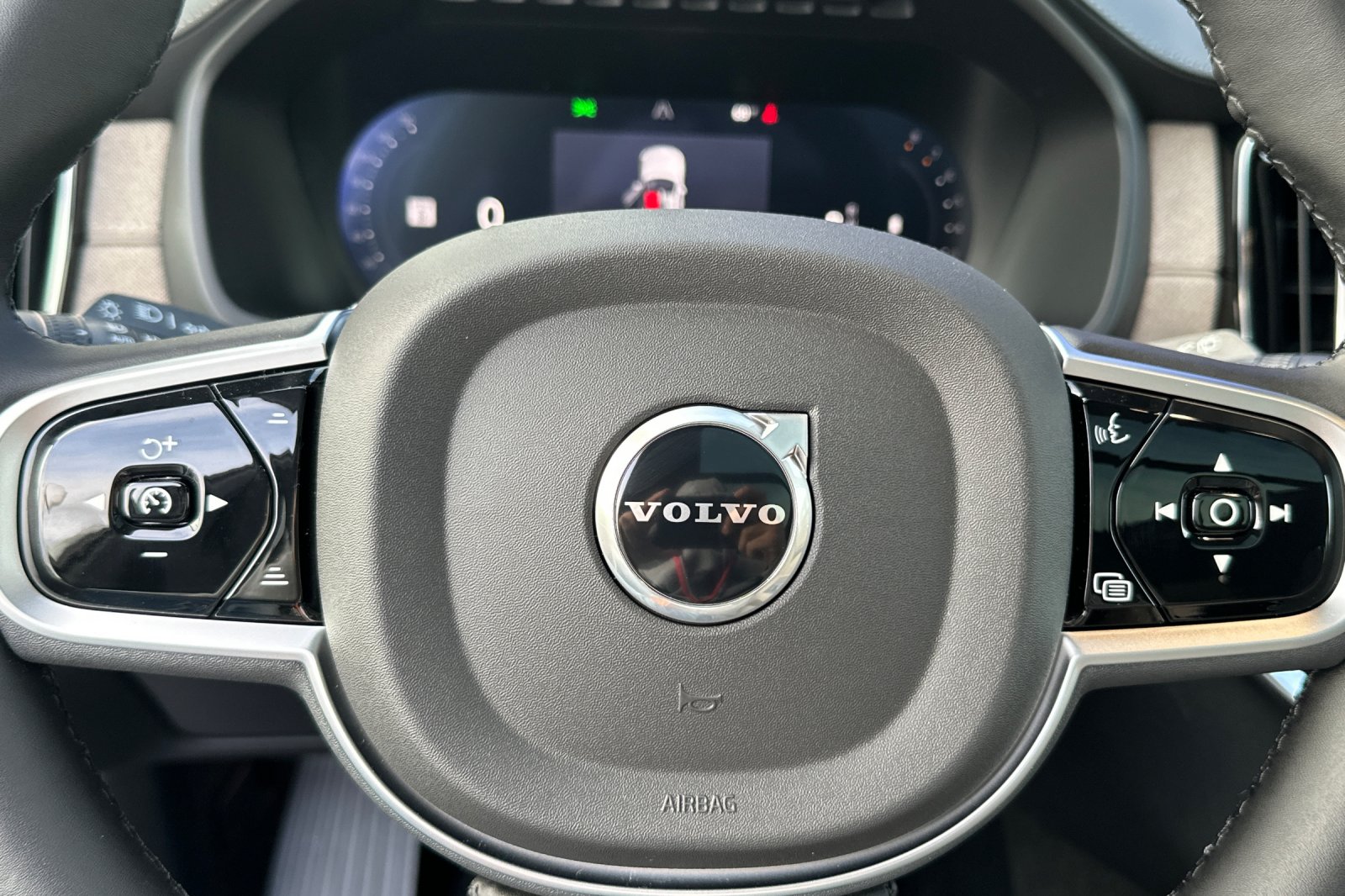 New 2026 Crystal White Volvo Plus image 25