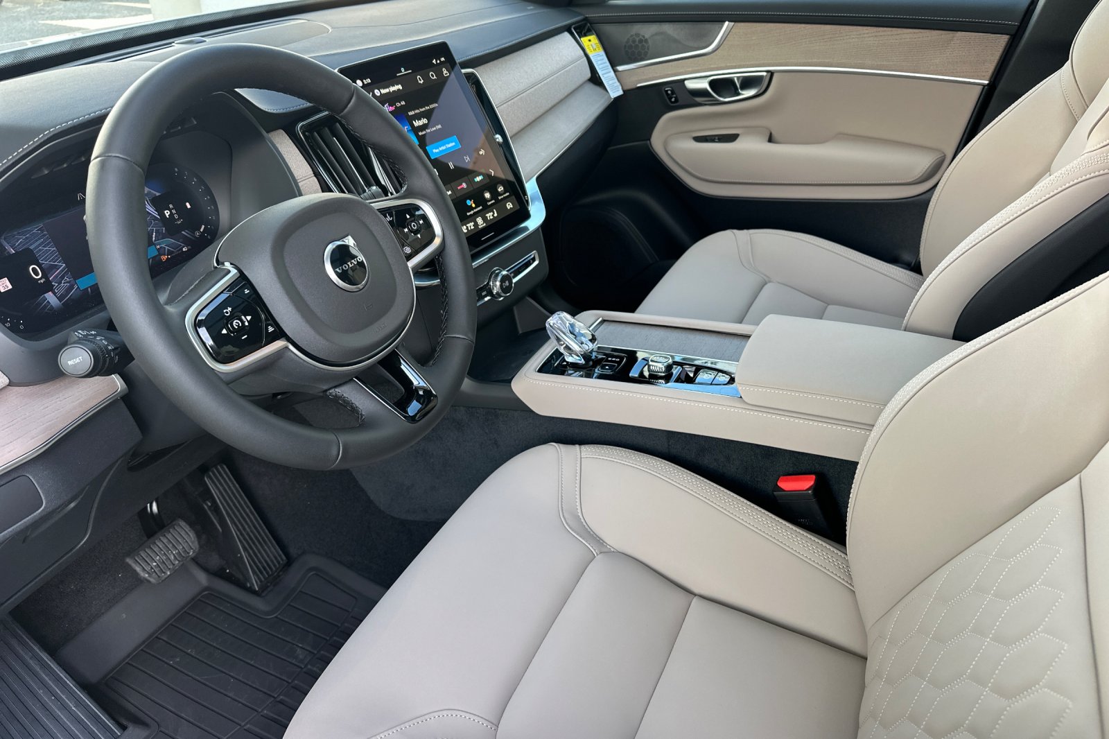 New 2026 Crystal White Volvo Plus image 10