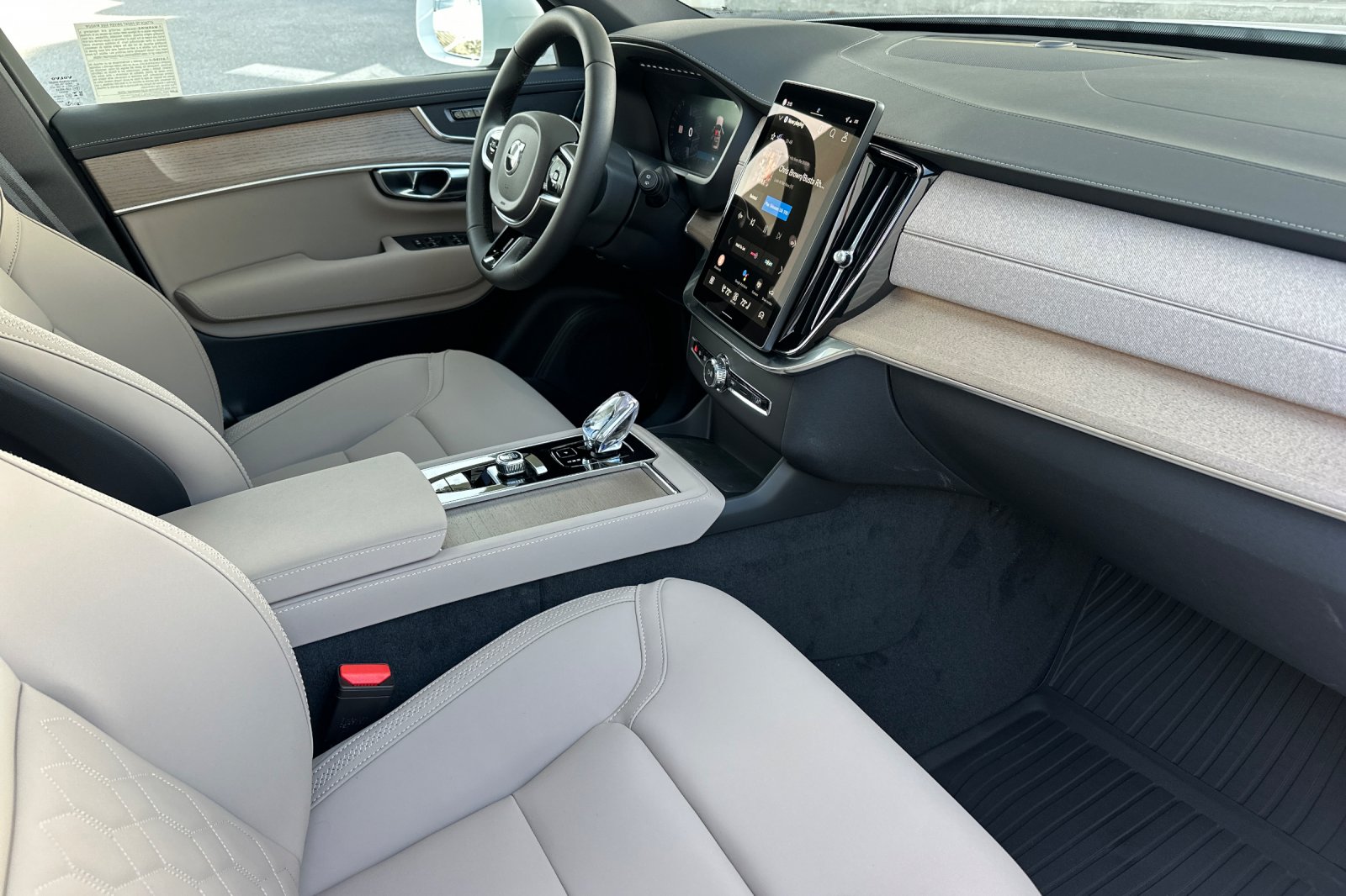 New 2026 Crystal White Volvo Plus image 17