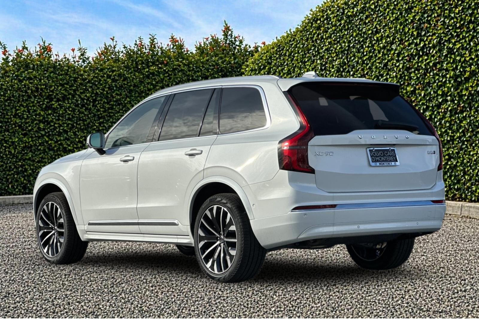 New 2026 Crystal White Volvo Plus image 4