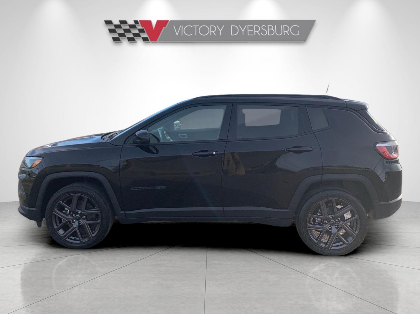 New 2026 Diamond Black Crystal Pearlcoat Jeep Latitude image 5