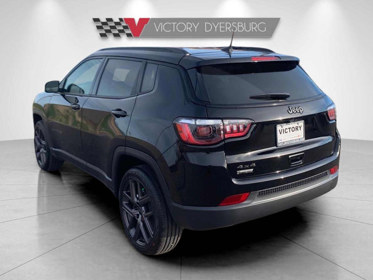 New 2026 Diamond Black Crystal Pearlcoat Jeep Latitude image 6