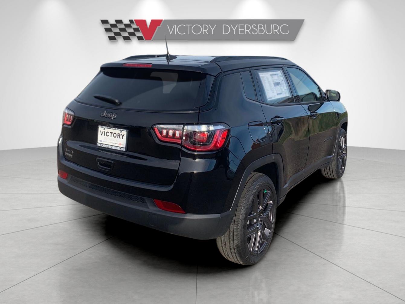 New 2026 Diamond Black Crystal Pearlcoat Jeep Latitude image 8