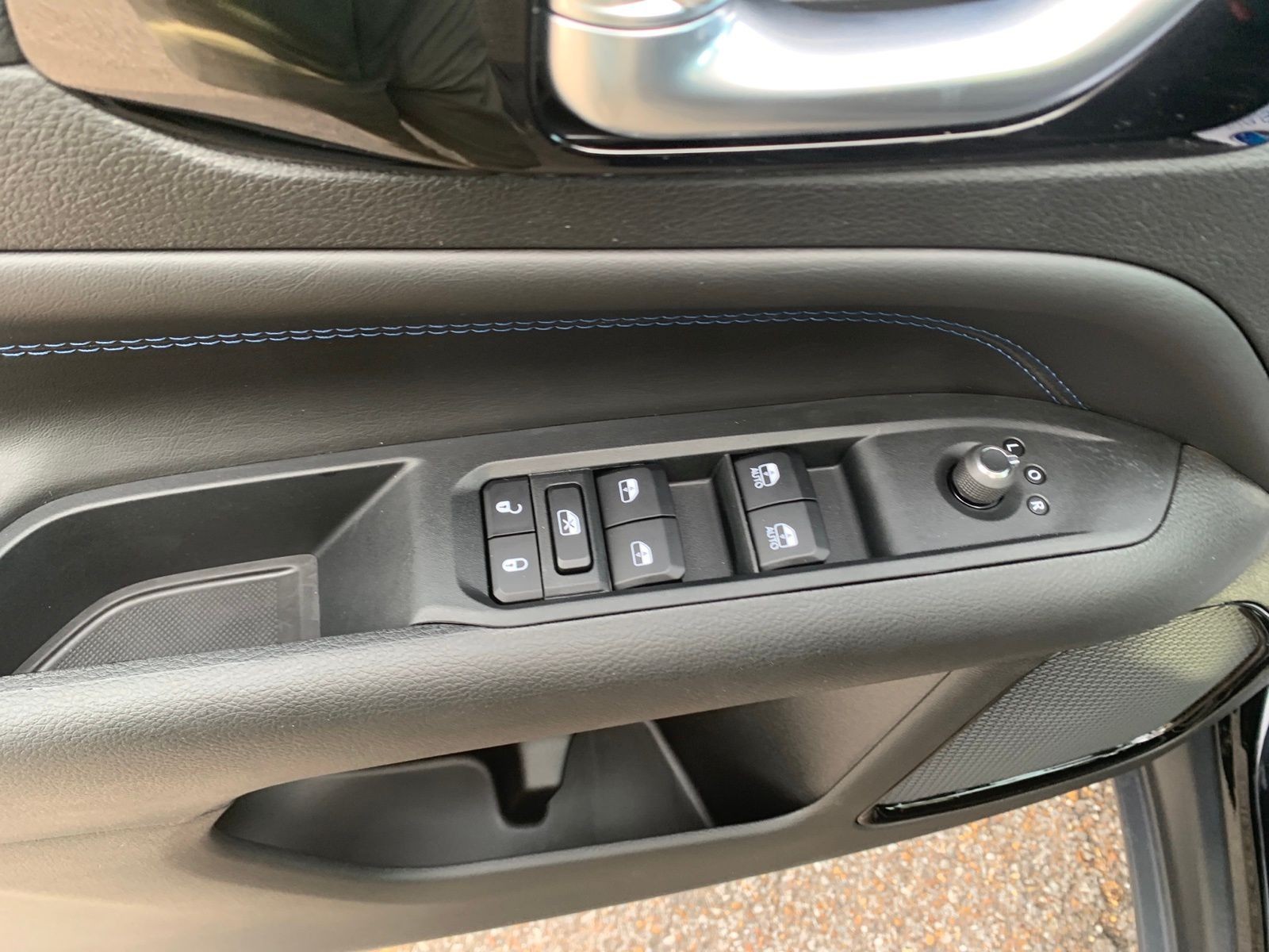 New 2026 Diamond Black Crystal Pearlcoat Jeep Latitude image 12