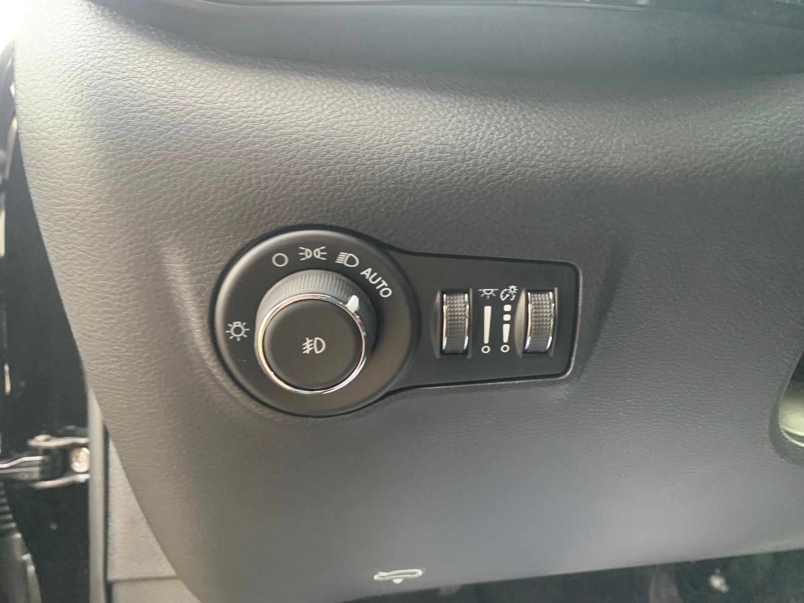 New 2026 Diamond Black Crystal Pearlcoat Jeep Latitude image 14