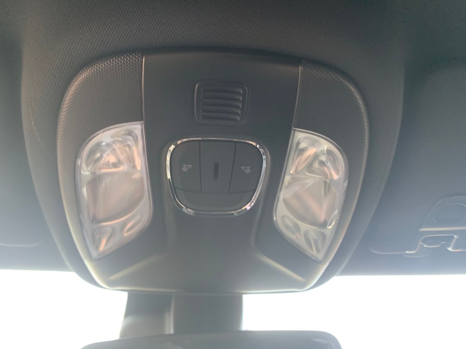 New 2026 Diamond Black Crystal Pearlcoat Jeep Latitude image 19