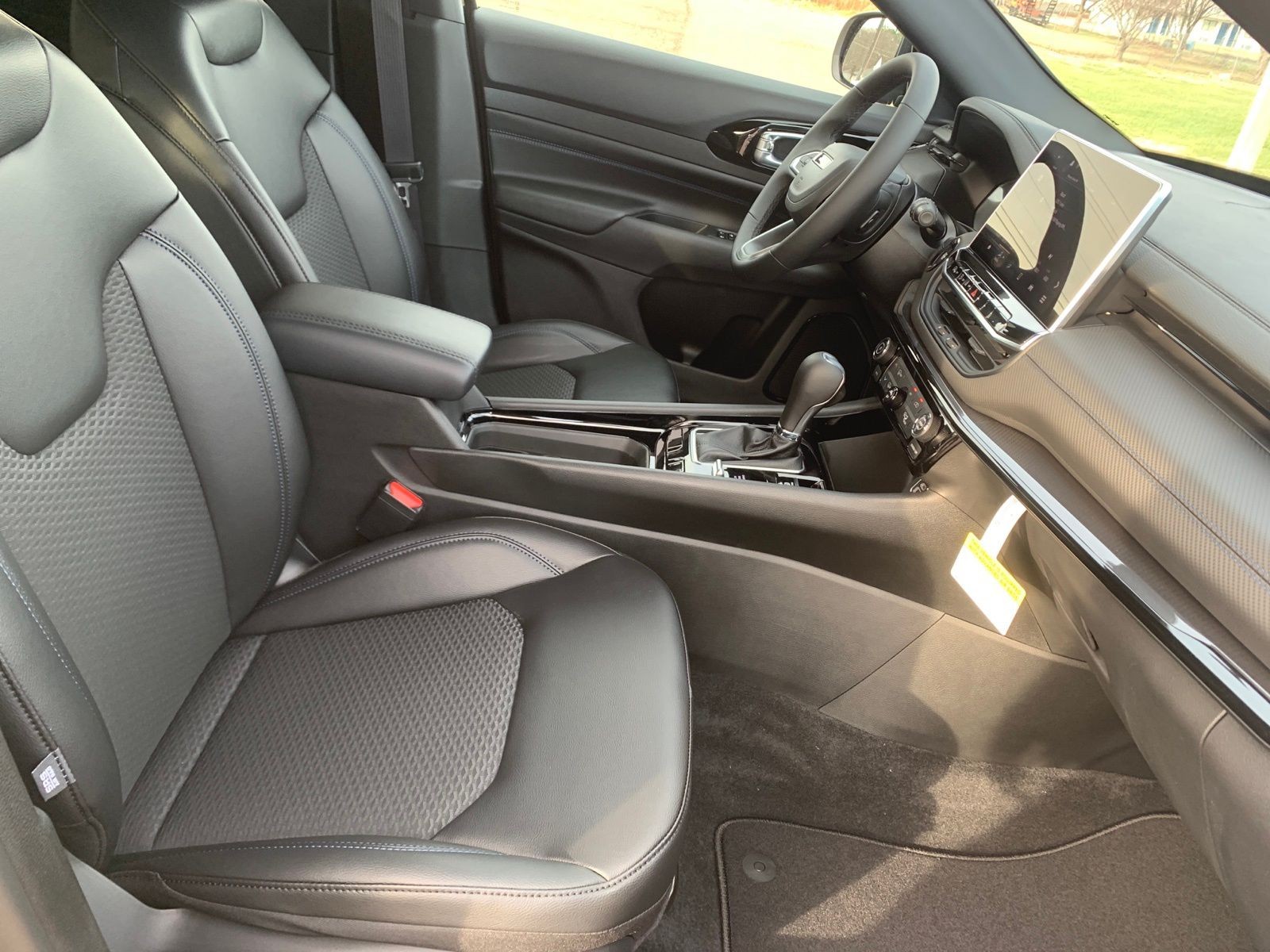 New 2026 Diamond Black Crystal Pearlcoat Jeep Latitude image 30