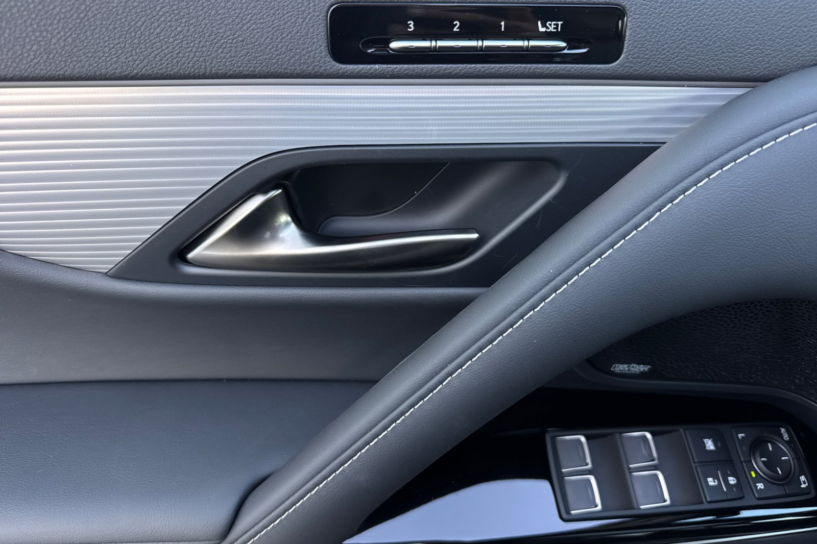 2026 Lexus LX 600 F-Sport - Photo 11