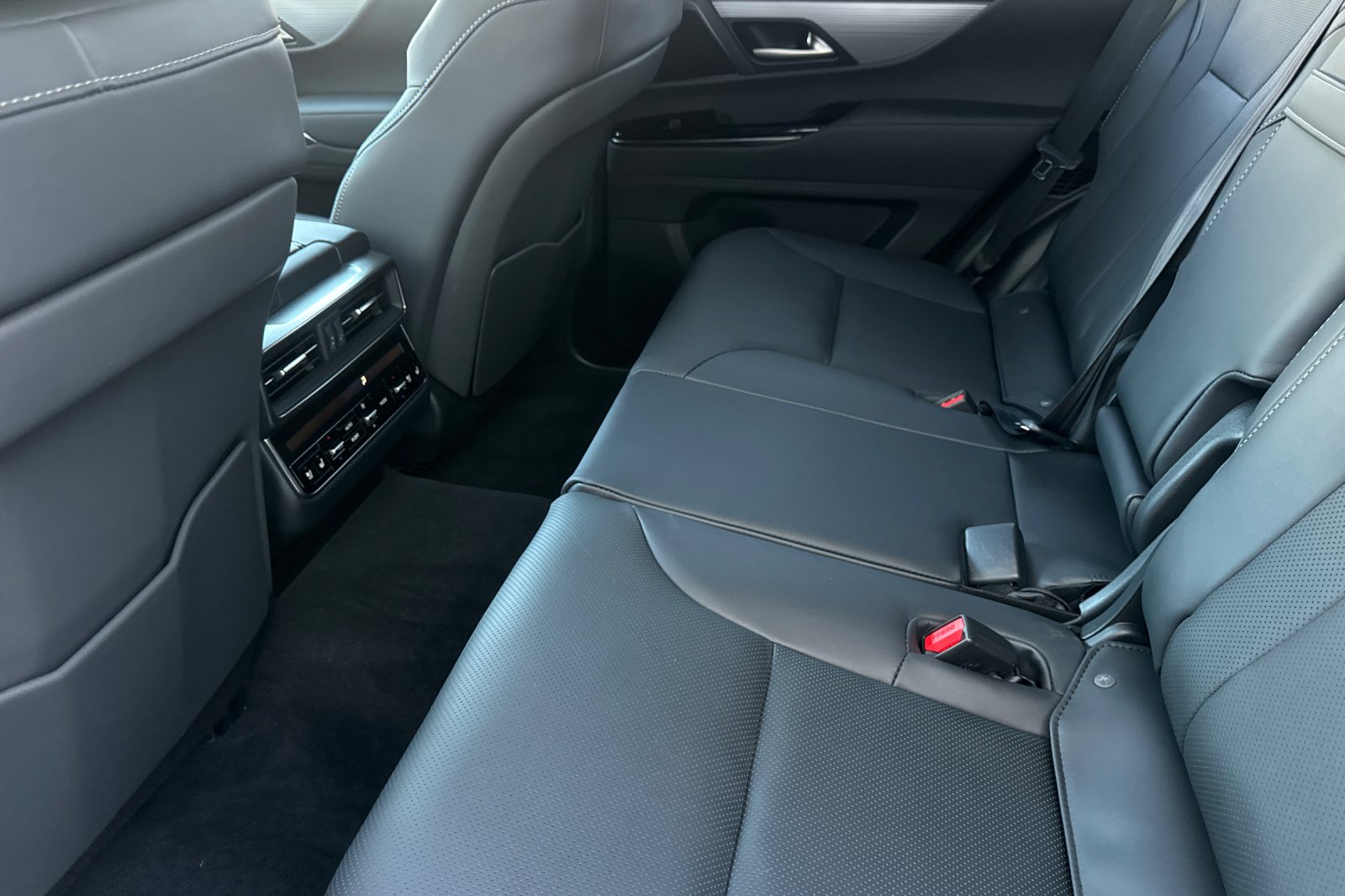 2026 Lexus LX 600 F-Sport - Photo 12