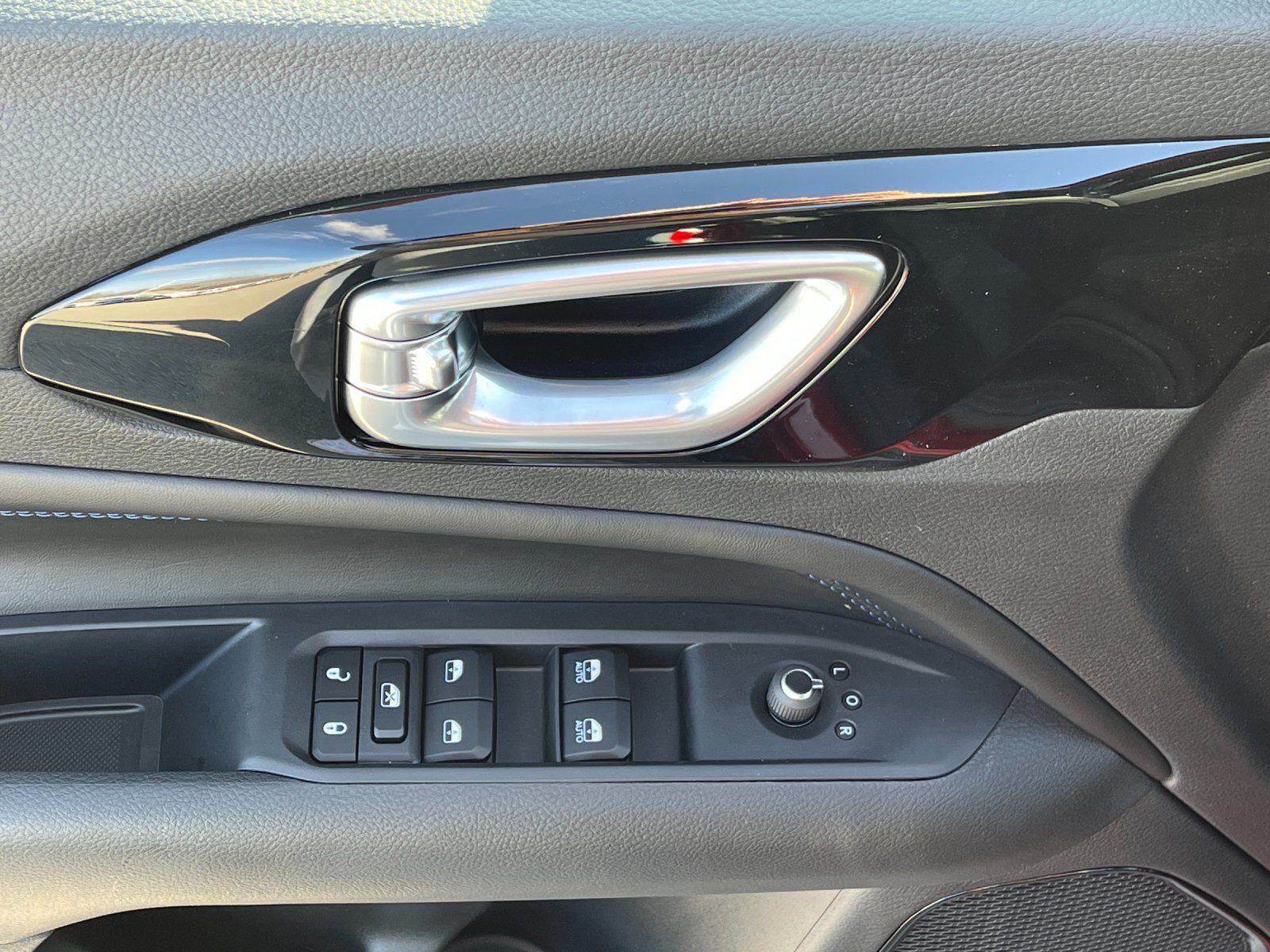 New 2026 Red Hot Pearlcoat Jeep Latitude image 12