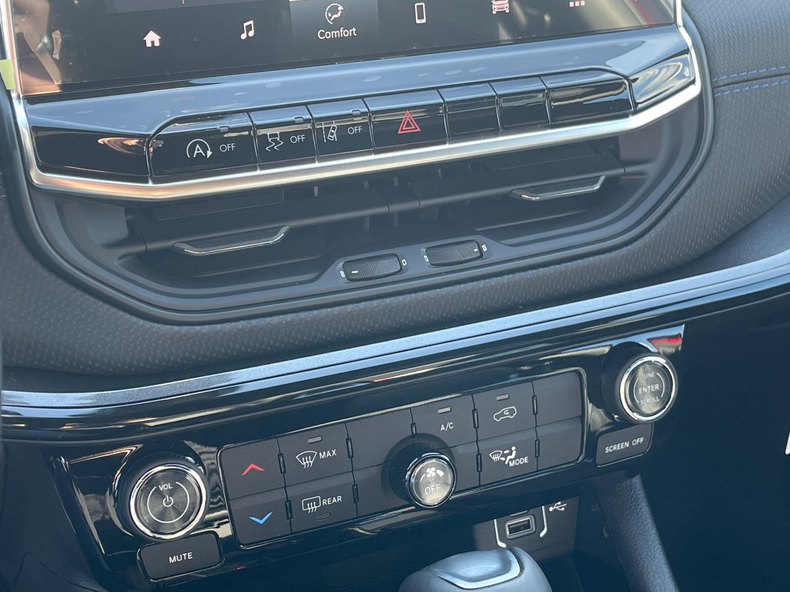 New 2026 Red Hot Pearlcoat Jeep Latitude image 21