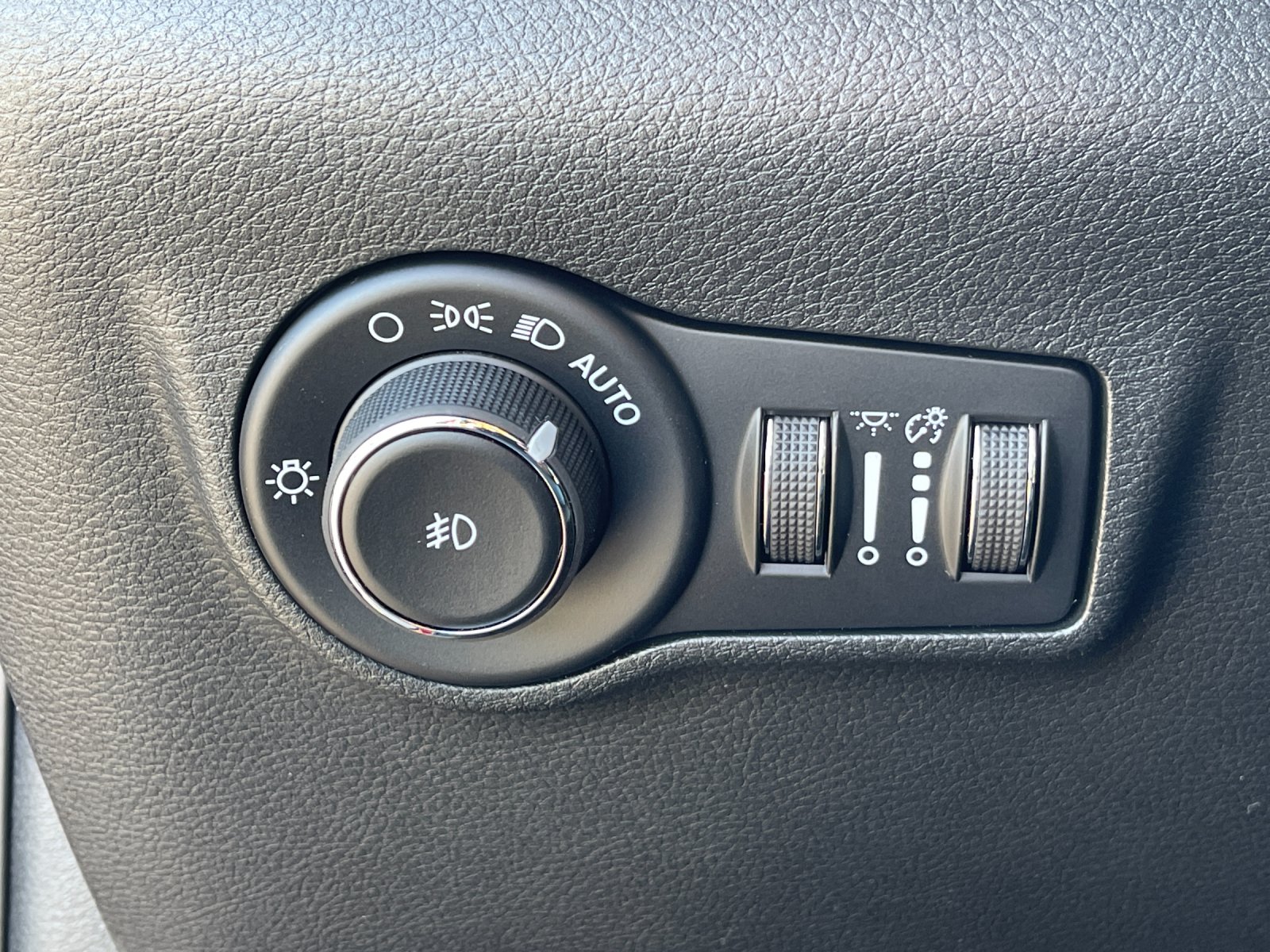 New 2026 Red Hot Pearlcoat Jeep Latitude image 29