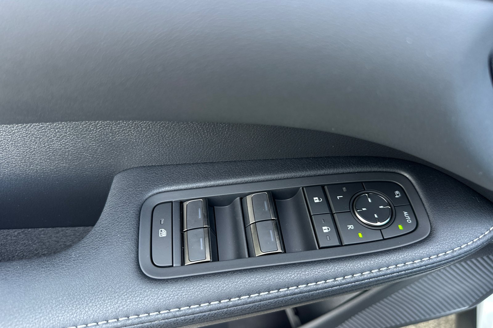 2026 Lexus RX 450h+ Premium - Photo 11