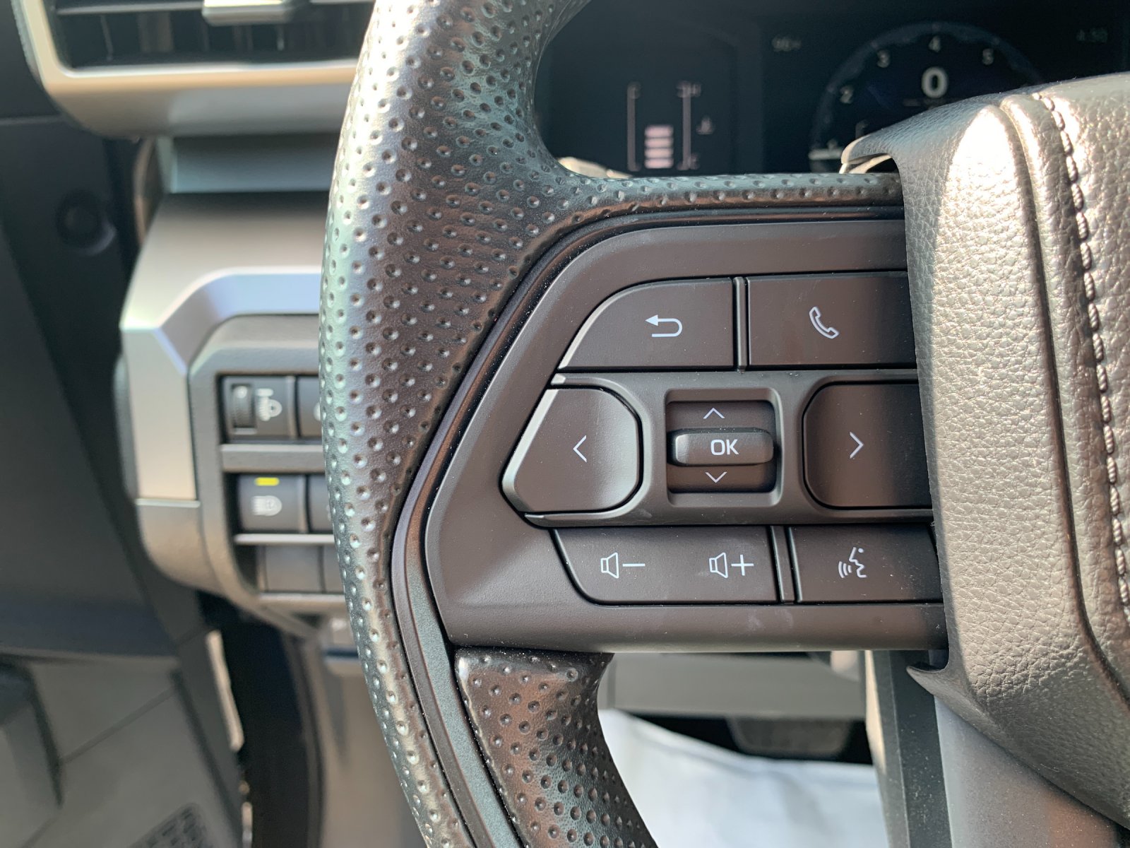 Certified Used 2025  Toyota SR5 image 17