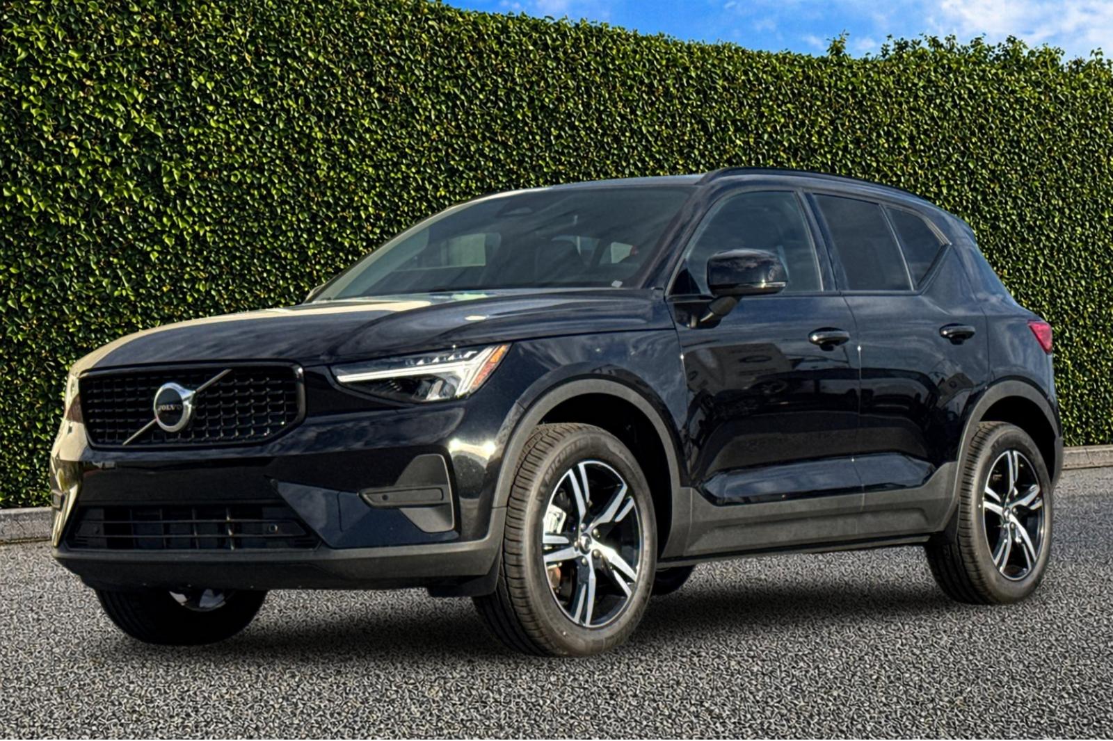 2026 Volvo XC40 B4 Core Dark FWD's photo