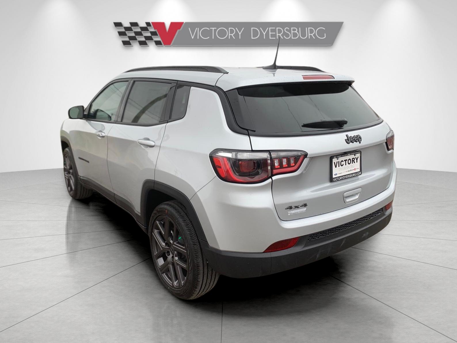 New 2026 Silver Zynith Metallic Clearcoat Jeep Latitude image 6
