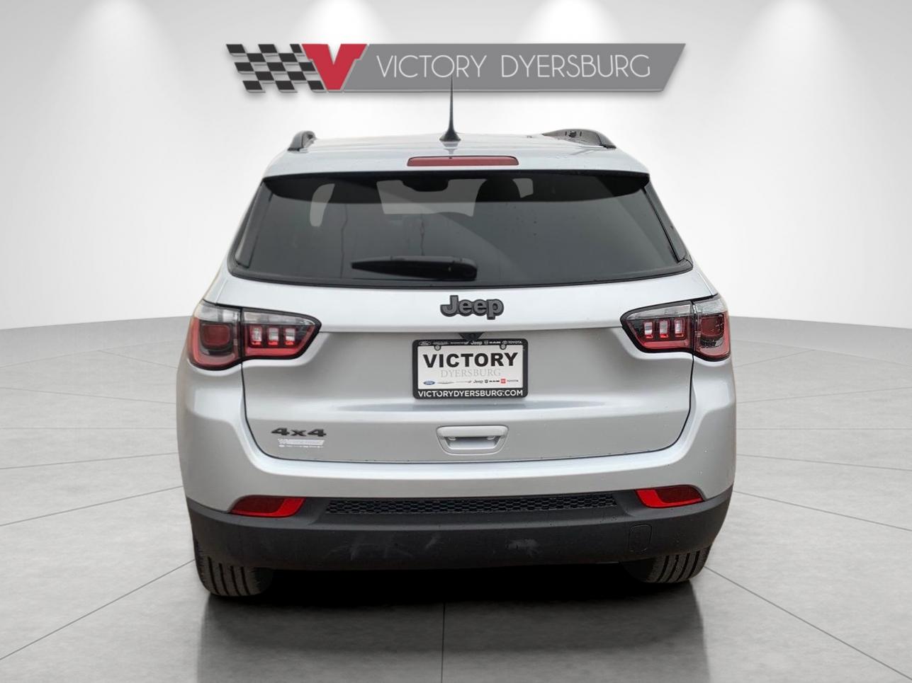 New 2026 Silver Zynith Metallic Clearcoat Jeep Latitude image 7