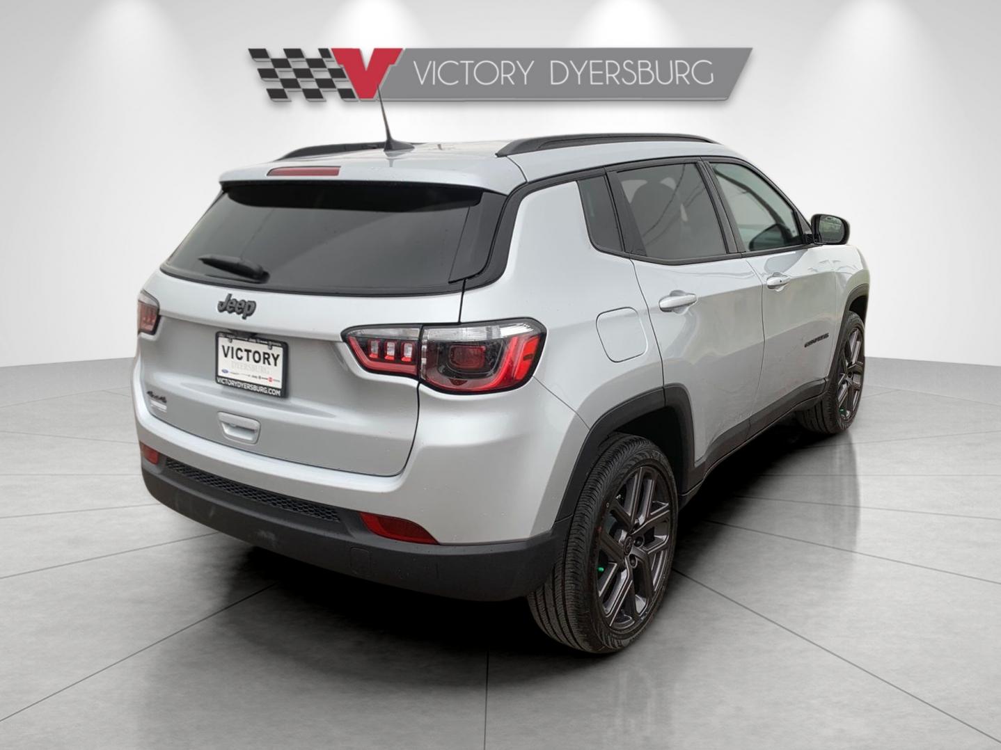 New 2026 Silver Zynith Metallic Clearcoat Jeep Latitude image 8